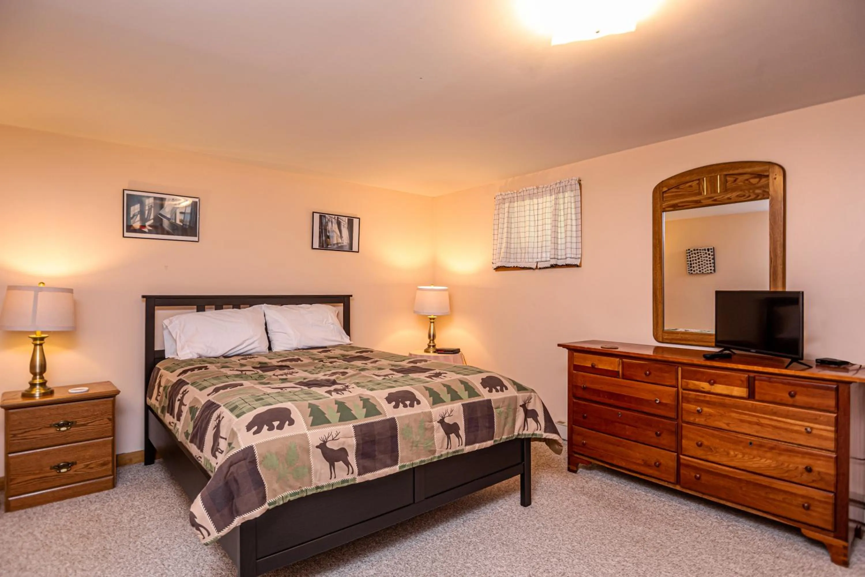 Property building, Bed in Home Sweet Cabin