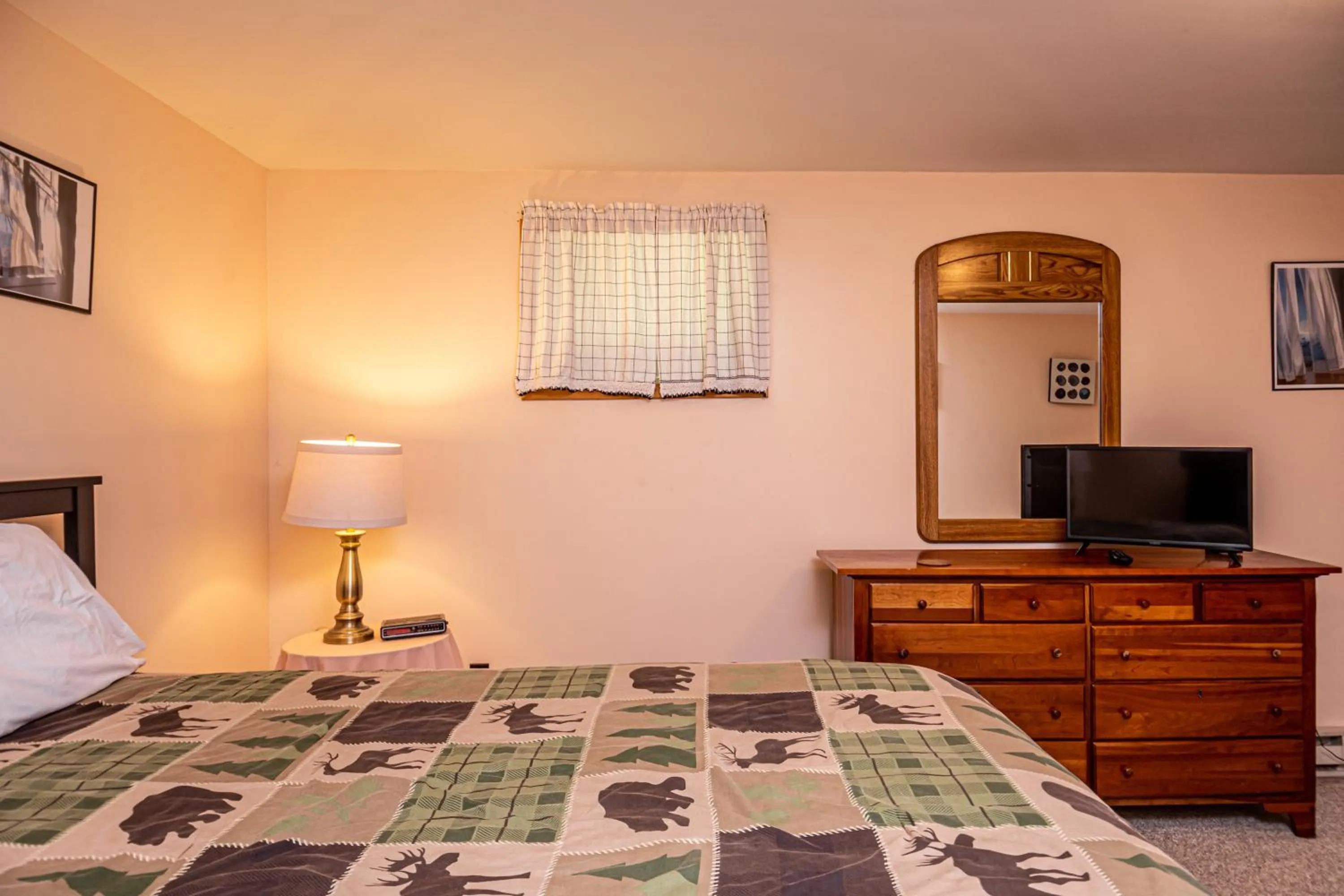 Property building, Bed in Home Sweet Cabin