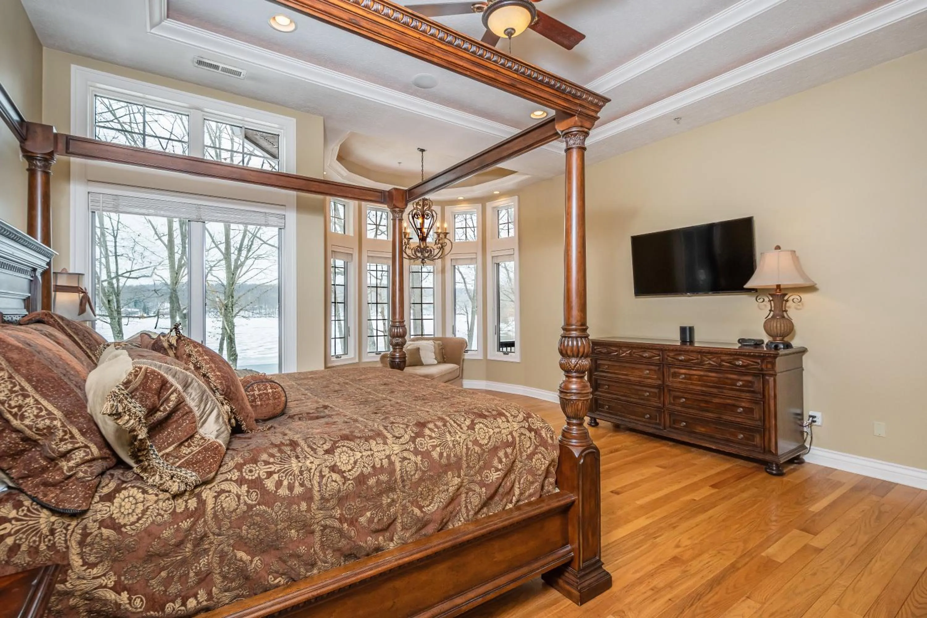 Property building, Bed in Champagne Taste