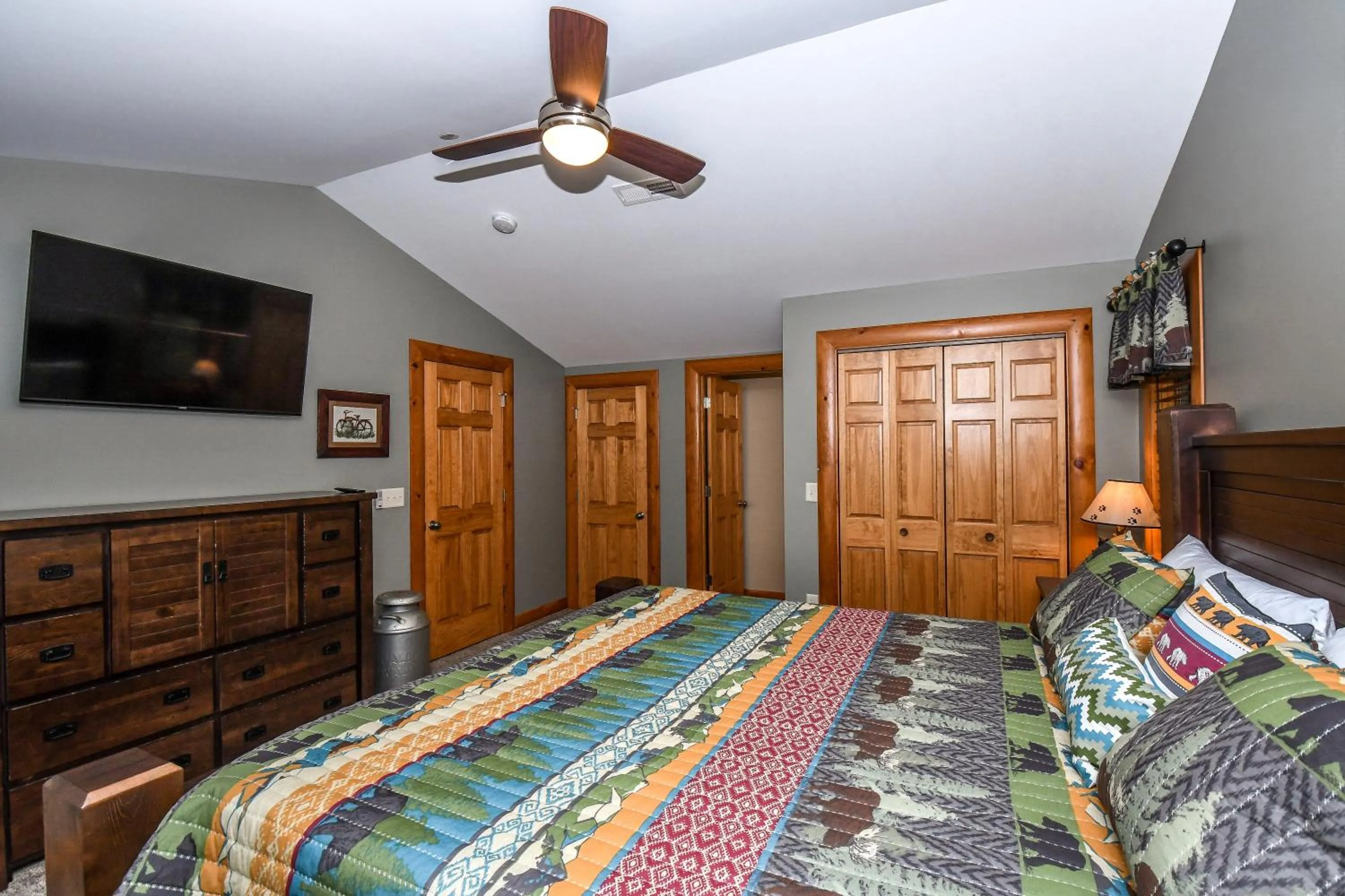 Property building, Bed in Eagle on 7