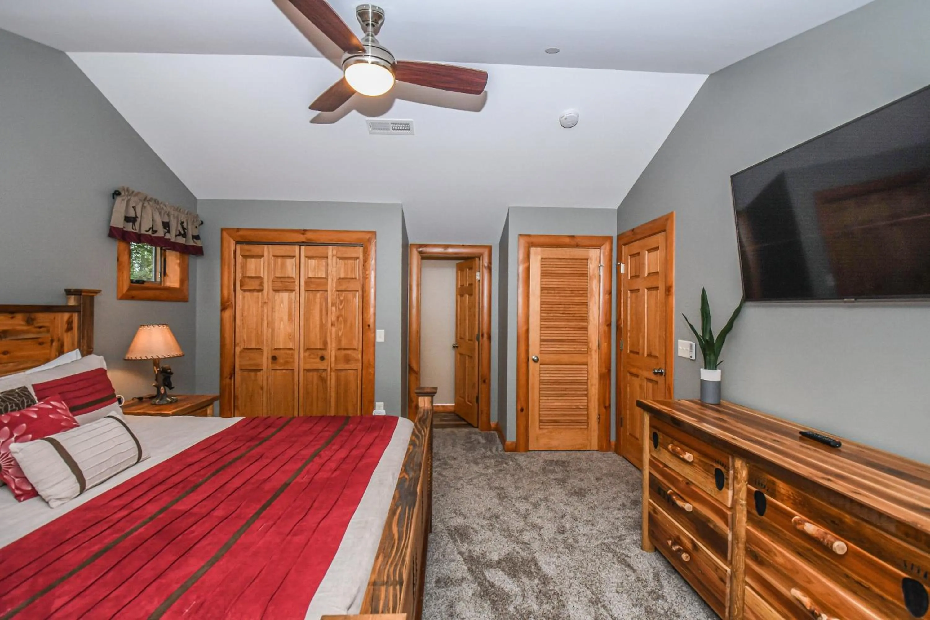 Property building, Bed in Eagle on 7