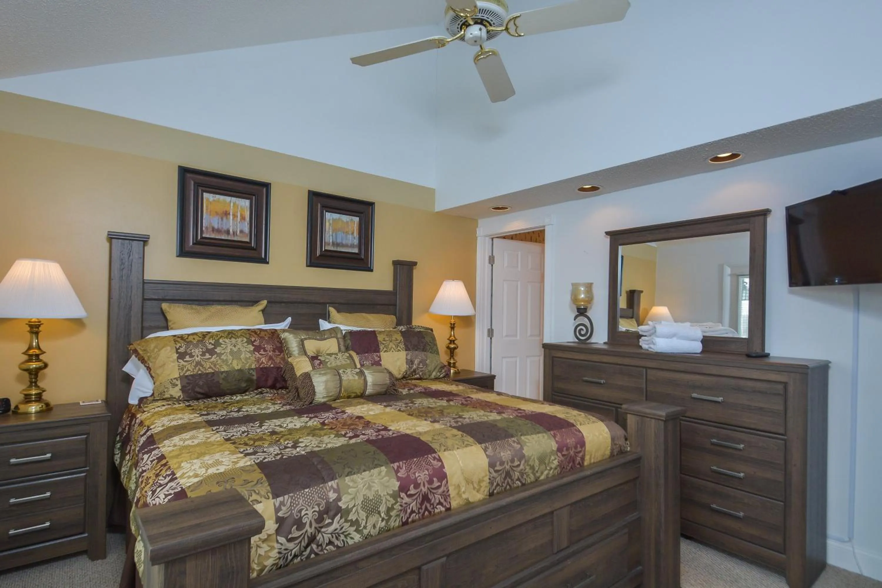 Property building, Bed in Deep Creek Village #29