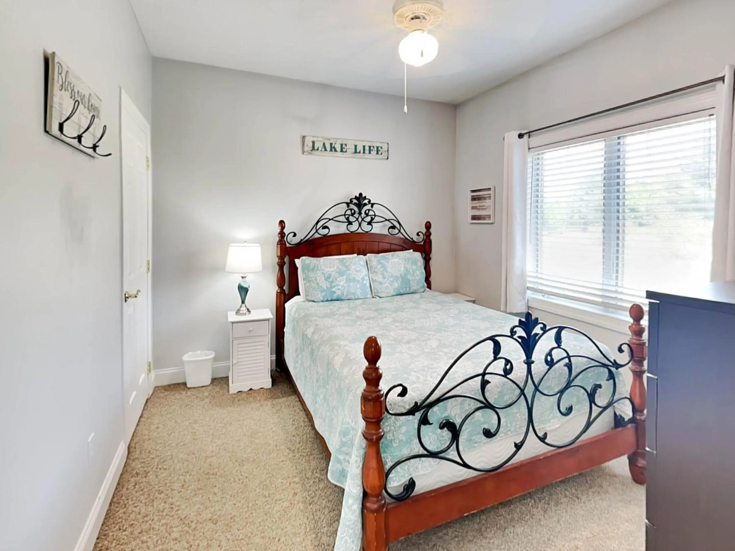 Property building, Bed in Its 5 OClock Somewhere