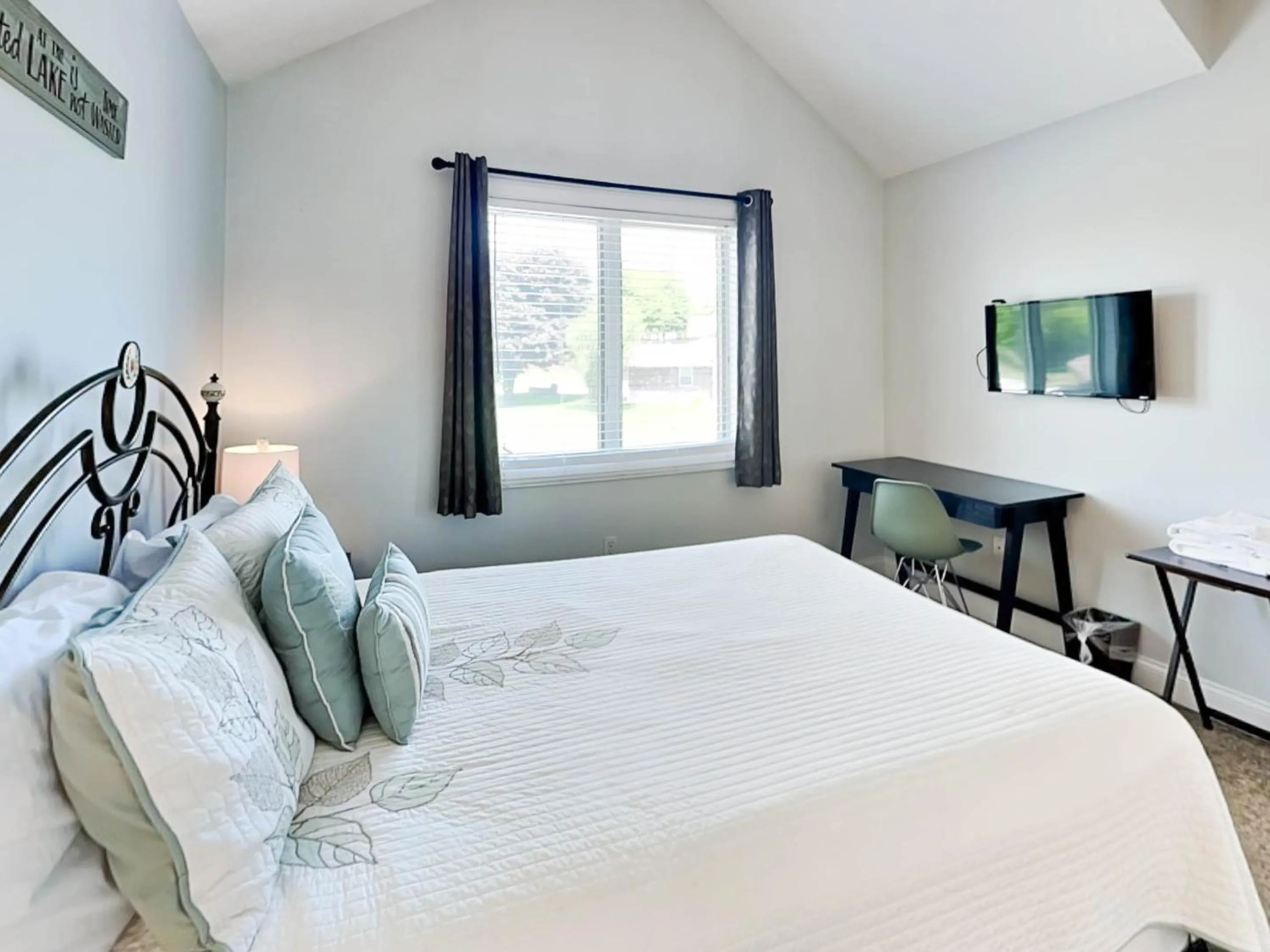 Property building, Bed in Its 5 OClock Somewhere