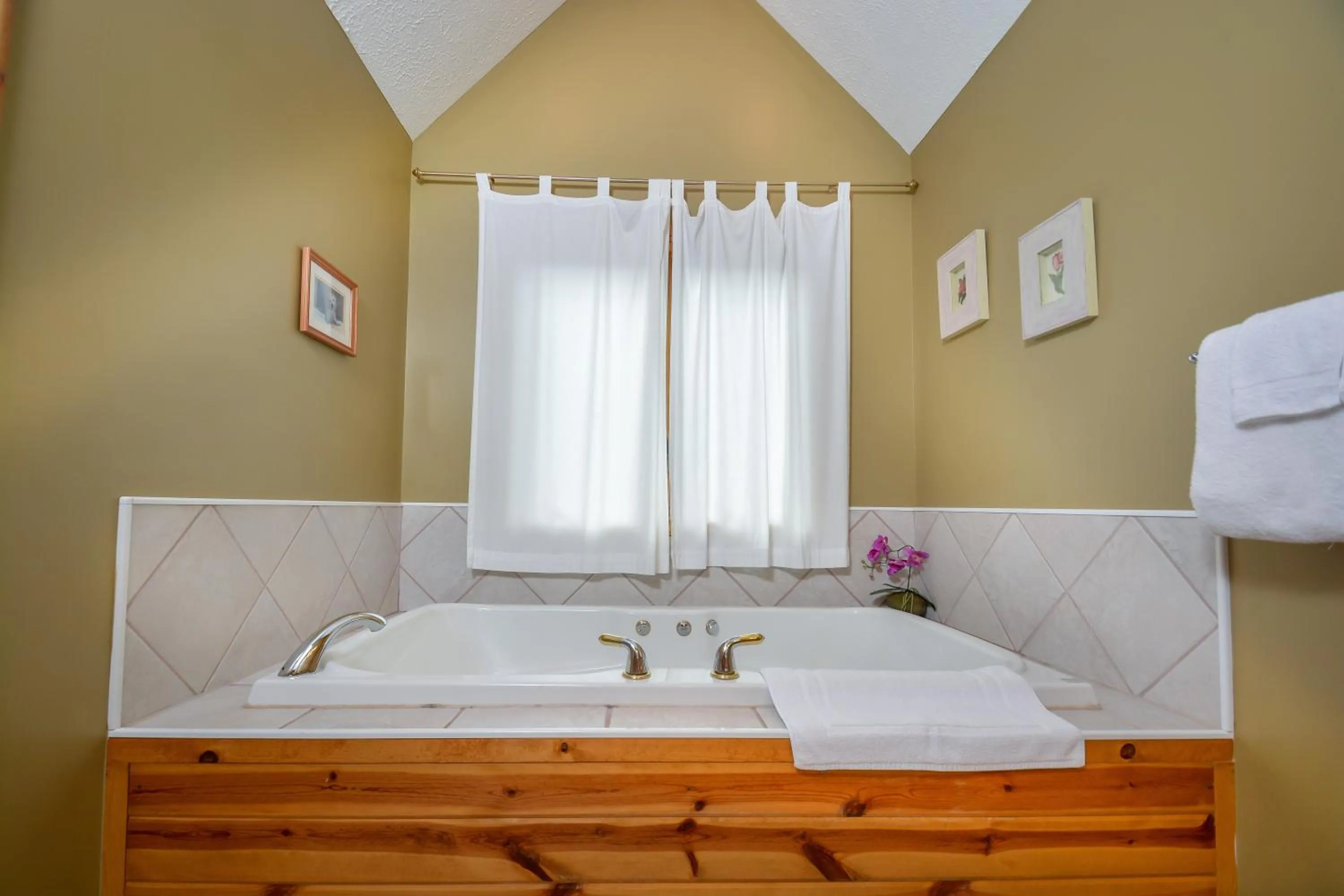 Property building, Bed in Celebration at Deep Creek