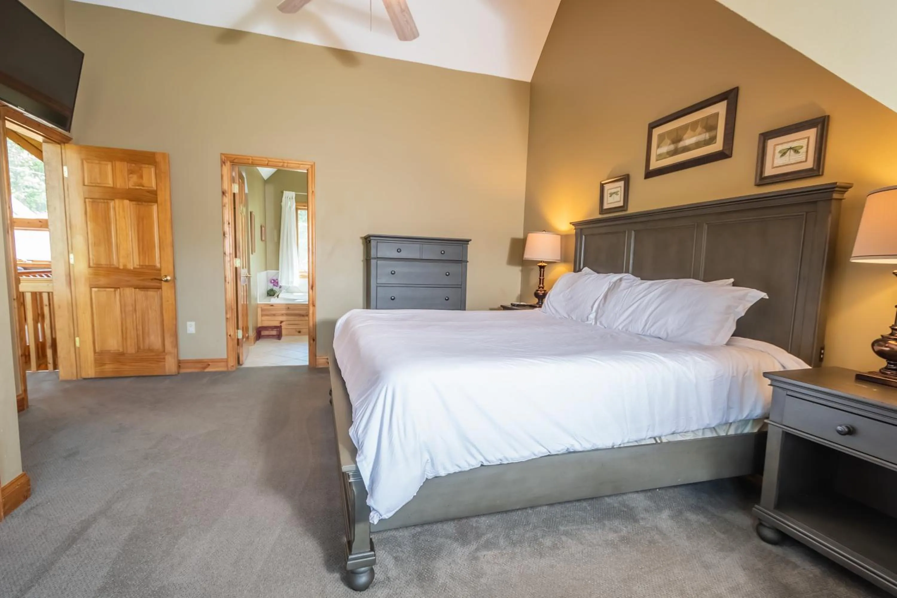 Property building, Bed in Celebration at Deep Creek