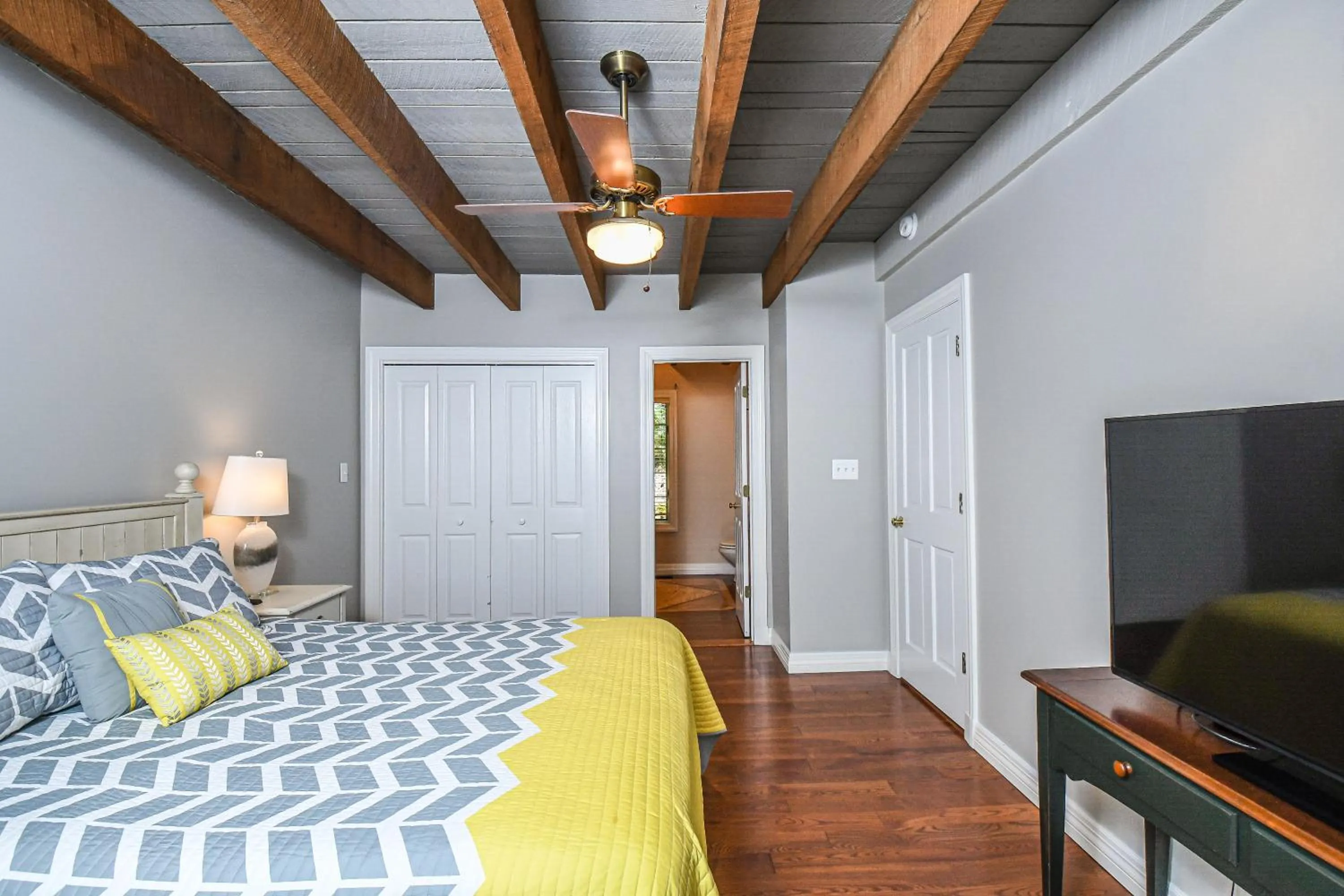 Property building, Bed in Bearfoot Lodge