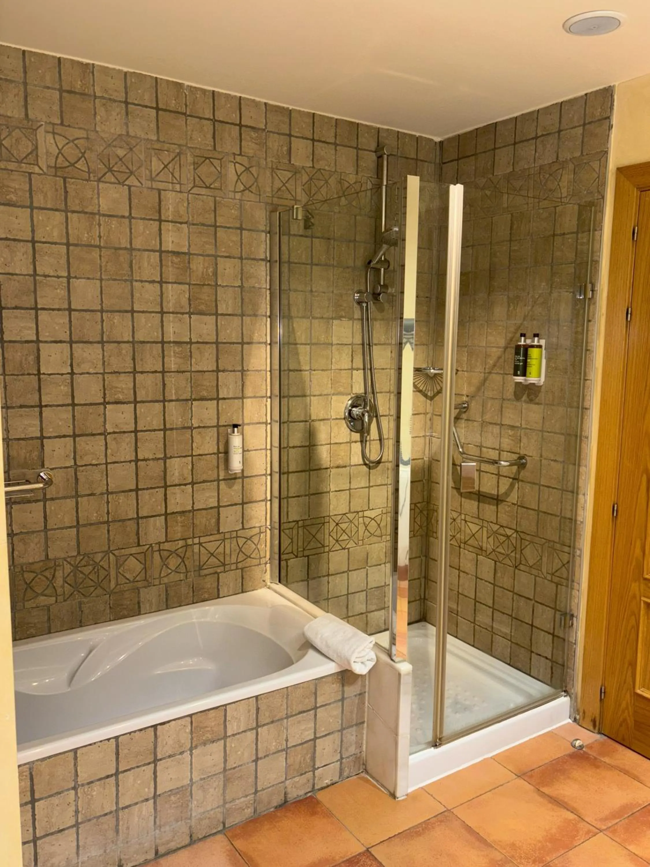 Bathroom in Sercotel Toledo Renacimiento