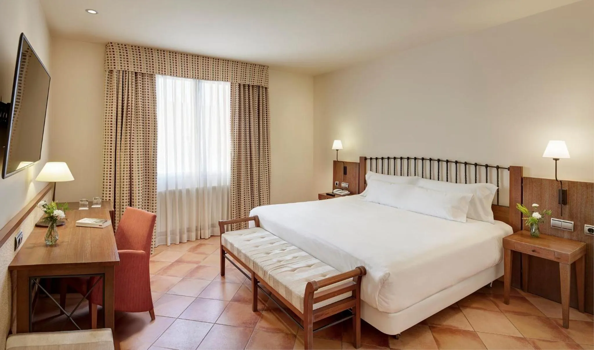Photo of the whole room, Bed in Sercotel Toledo Renacimiento