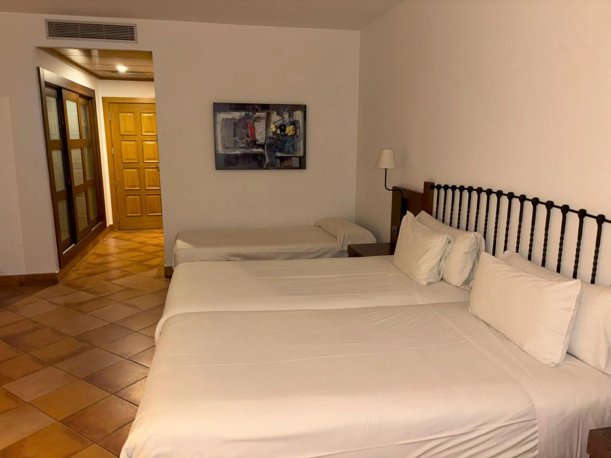 Photo of the whole room, Bed in Sercotel Toledo Renacimiento