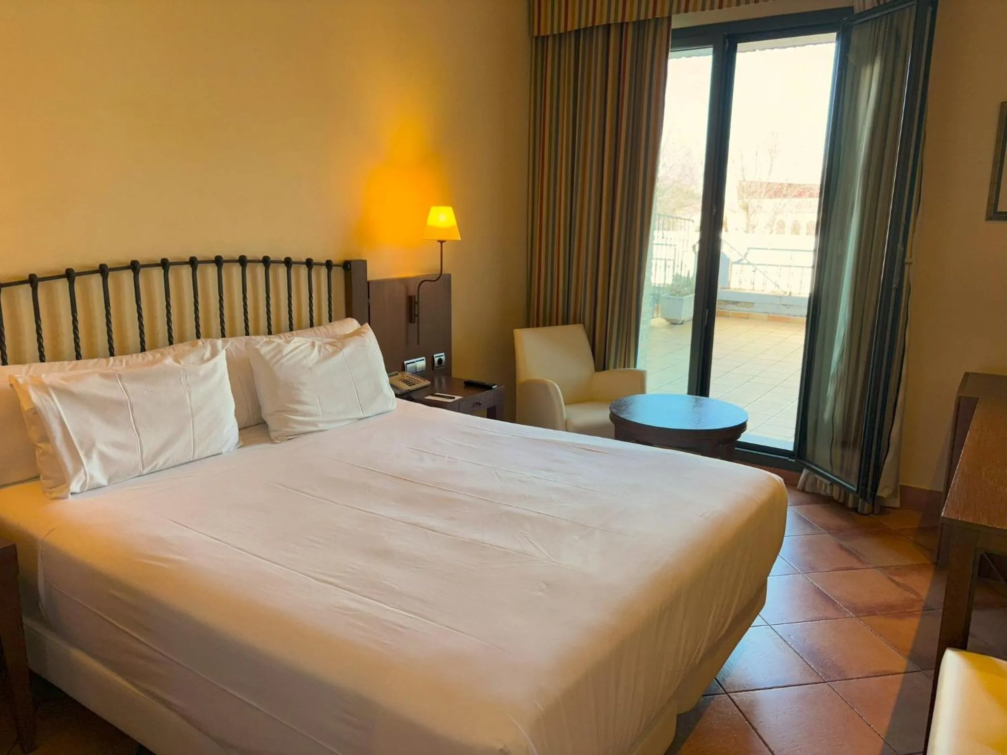 Photo of the whole room, Bed in Sercotel Toledo Renacimiento