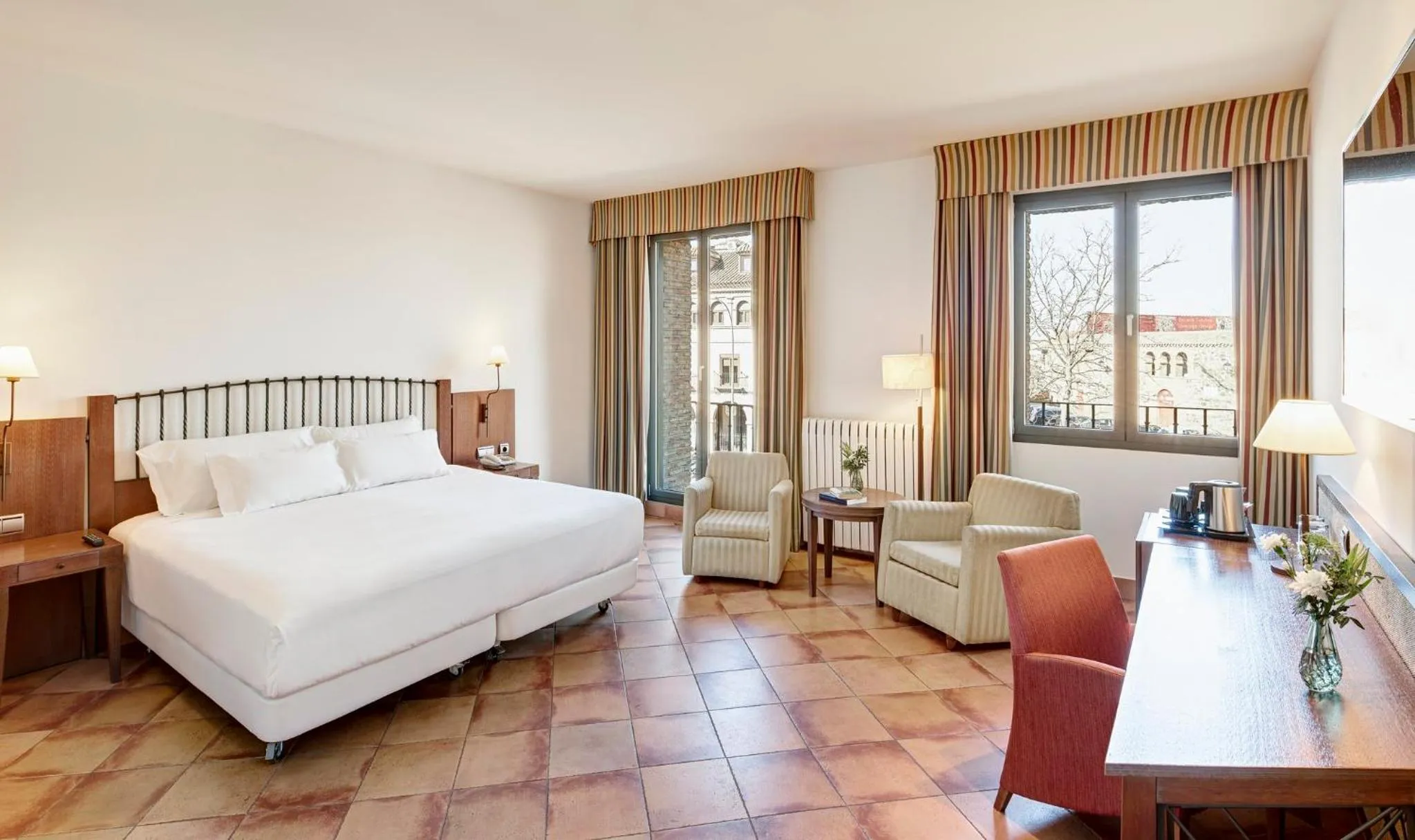 Photo of the whole room, Bed in Sercotel Toledo Renacimiento