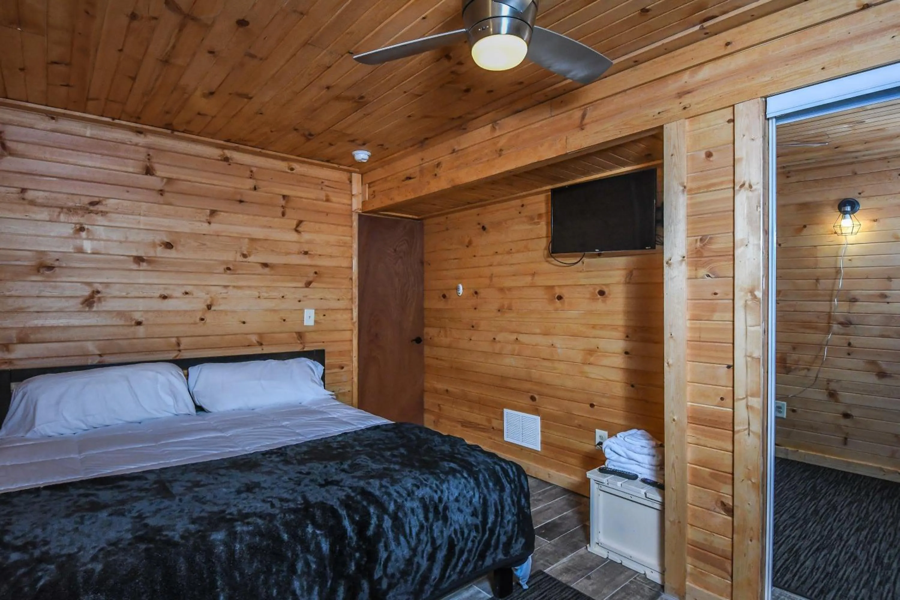 Bed in LakeStar Chalet