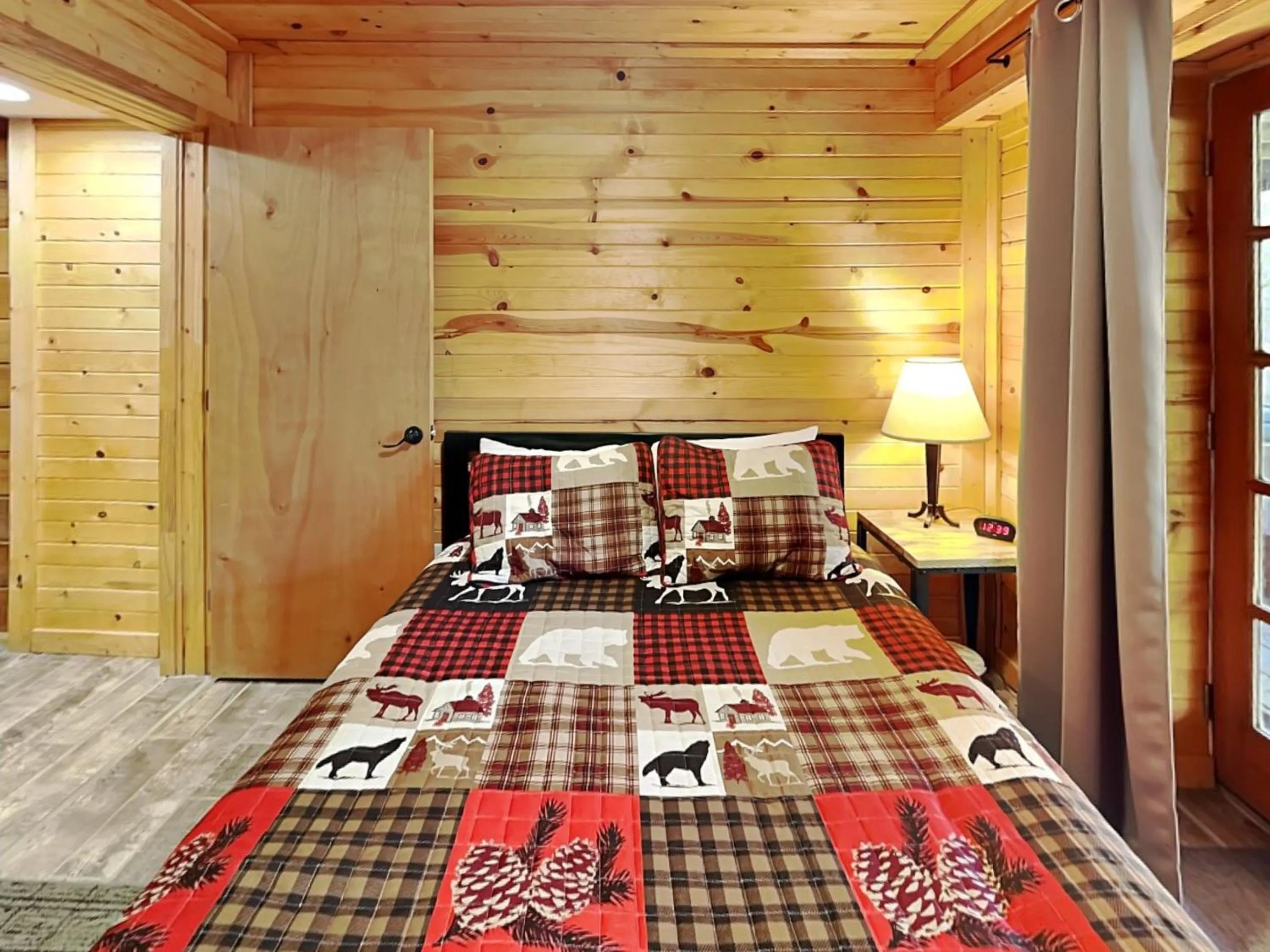Bed in LakeStar Chalet