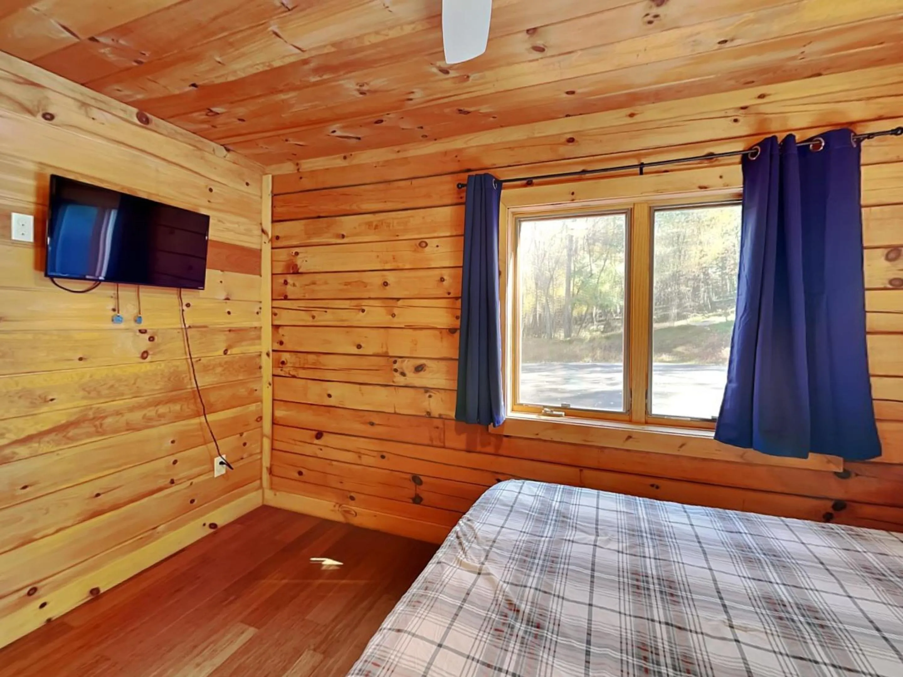 Bed in LakeStar Chalet