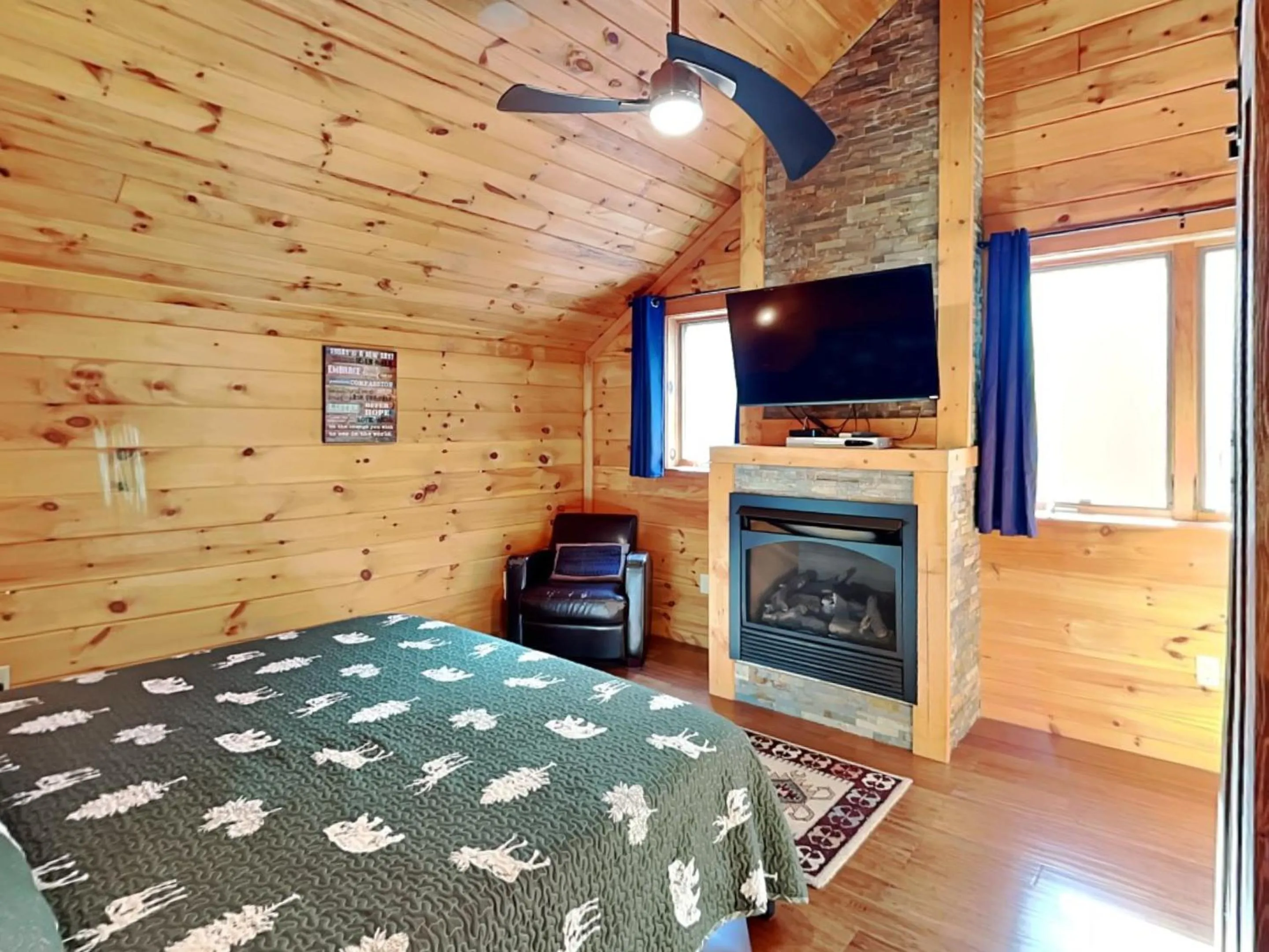 Bed in LakeStar Chalet