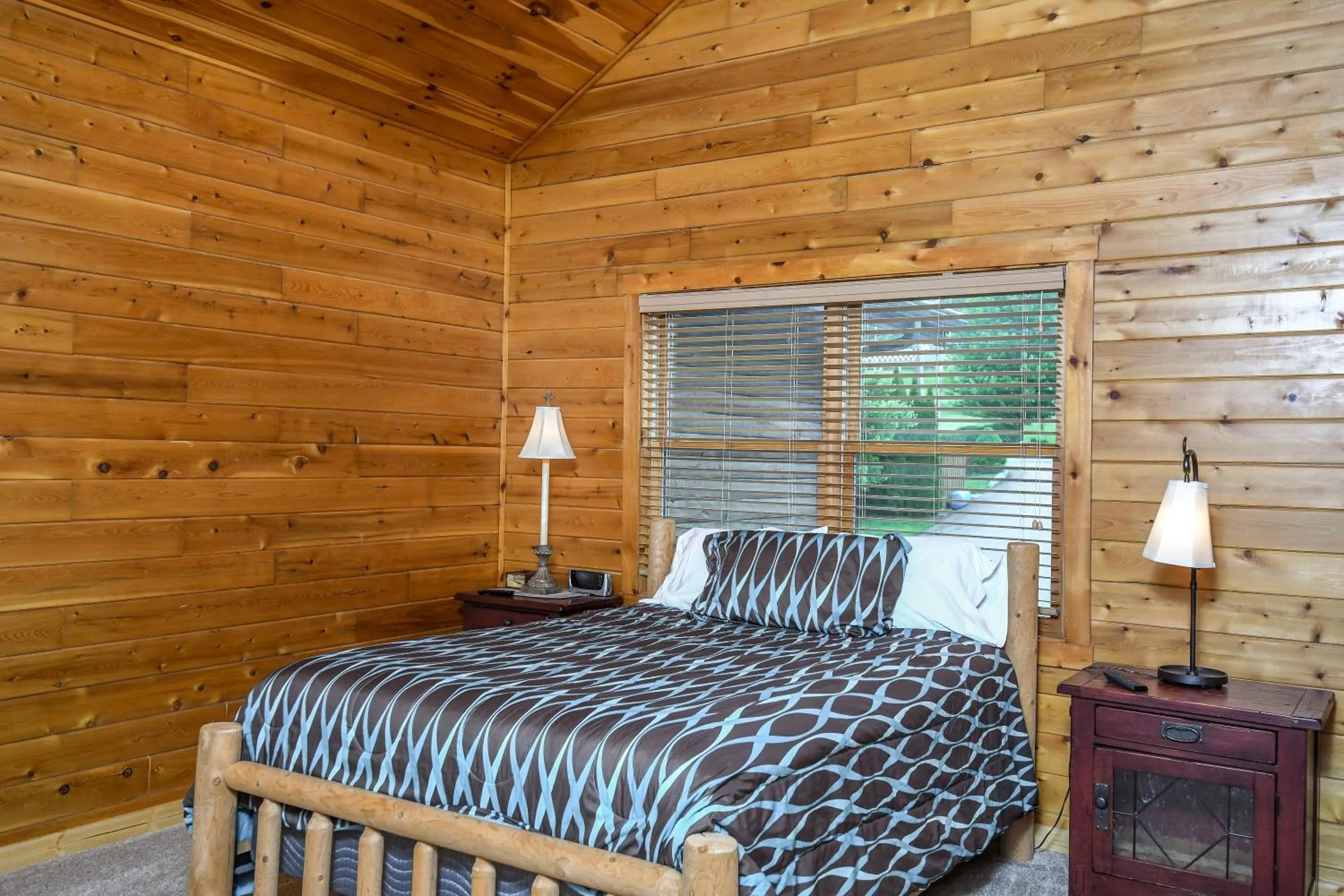 Property building, Bed in Cedar Shores Villa 03