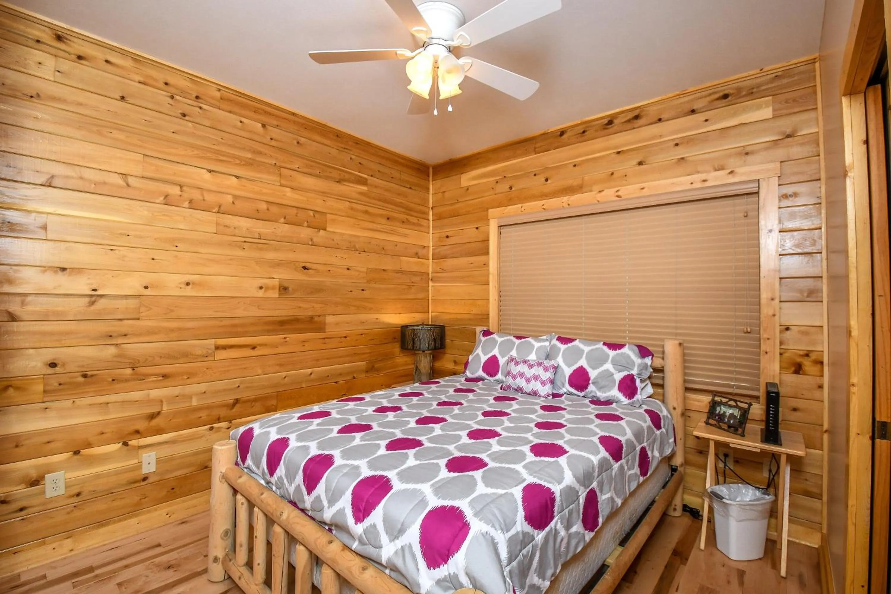 Property building, Bed in Cedar Shores Villa 03