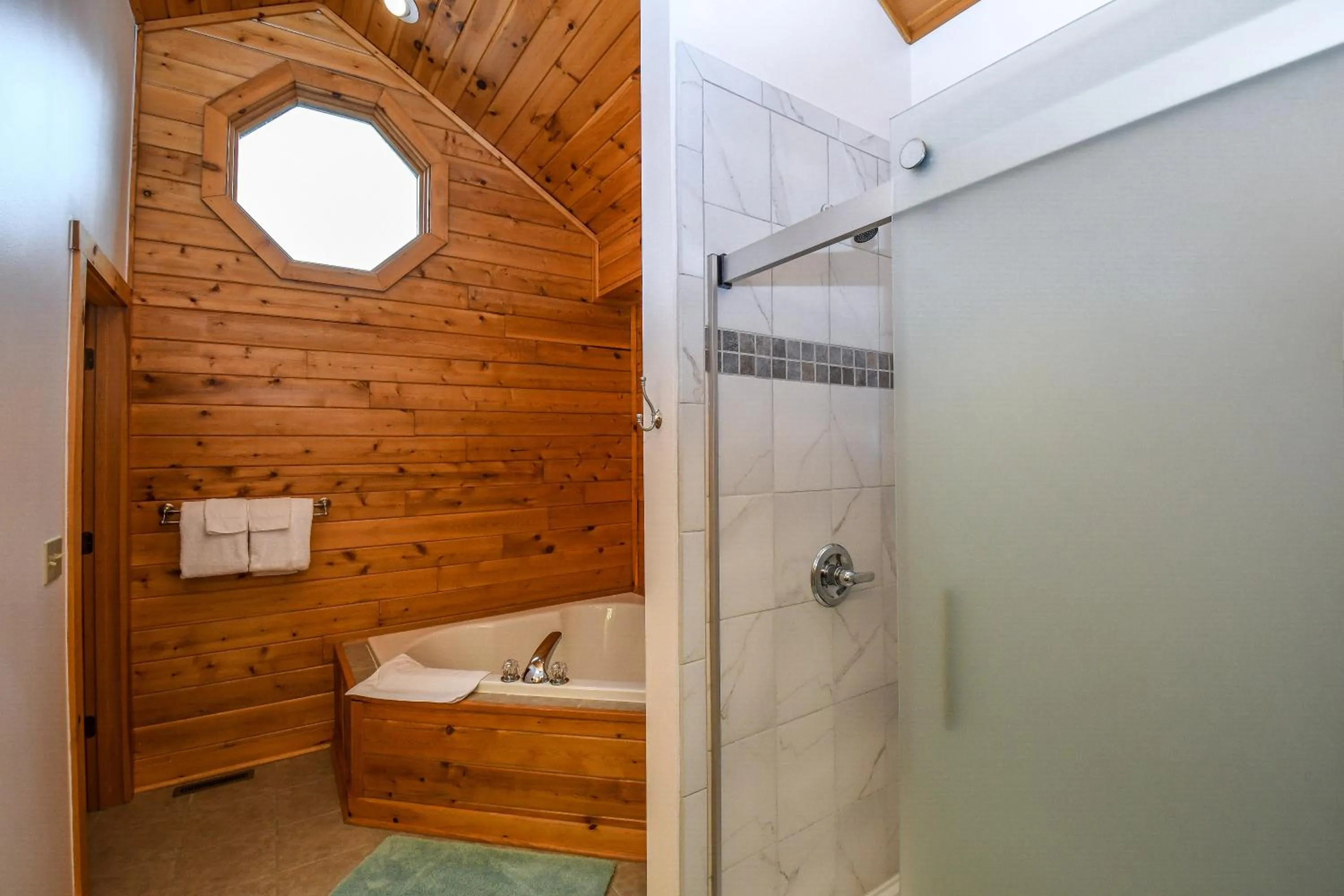 Property building in Cedar Shores Villa 03