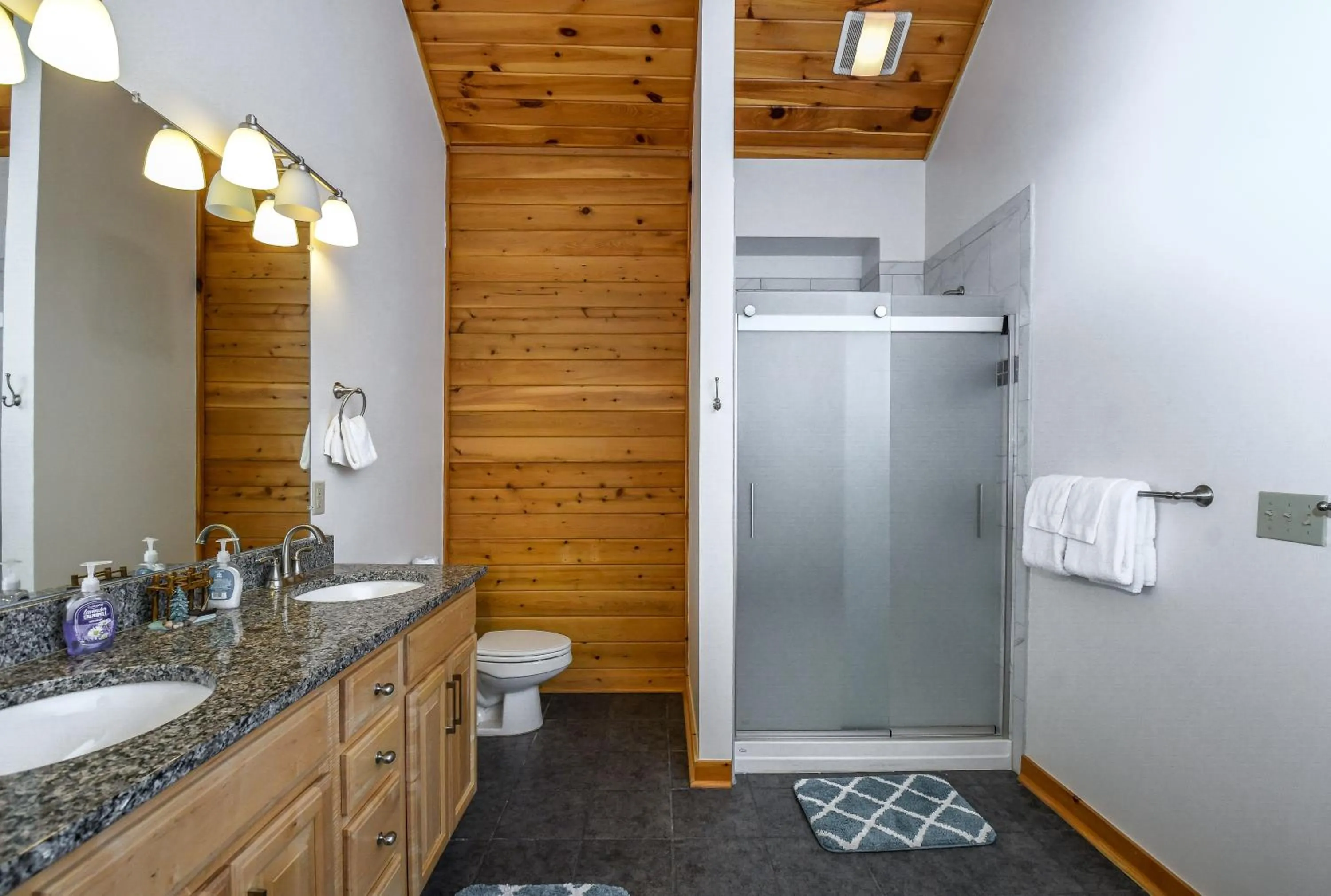 Property building in Cedar Shores Villa 03