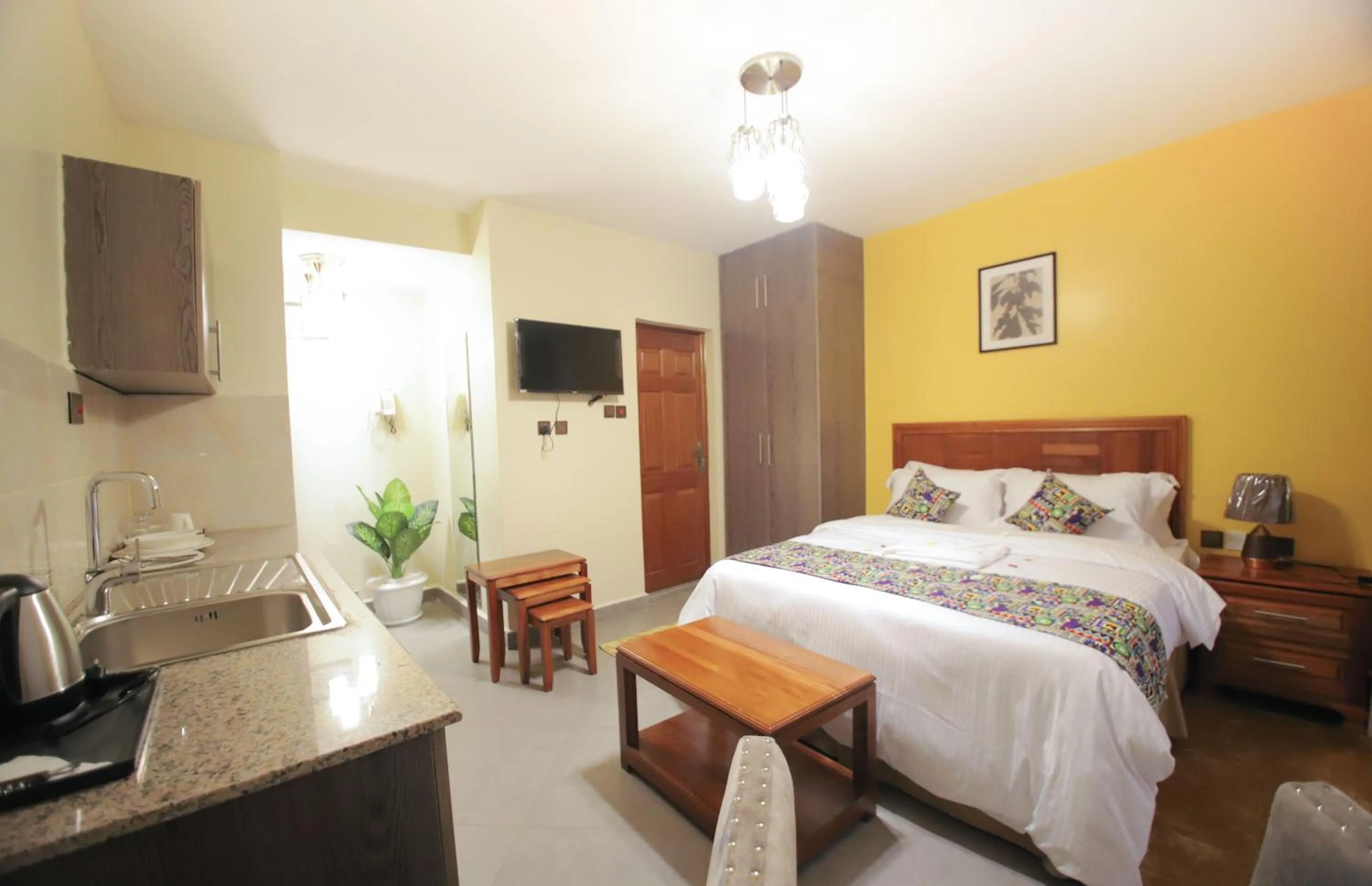 Kitchen or kitchenette, Bed in Lantern Serviced Apartments