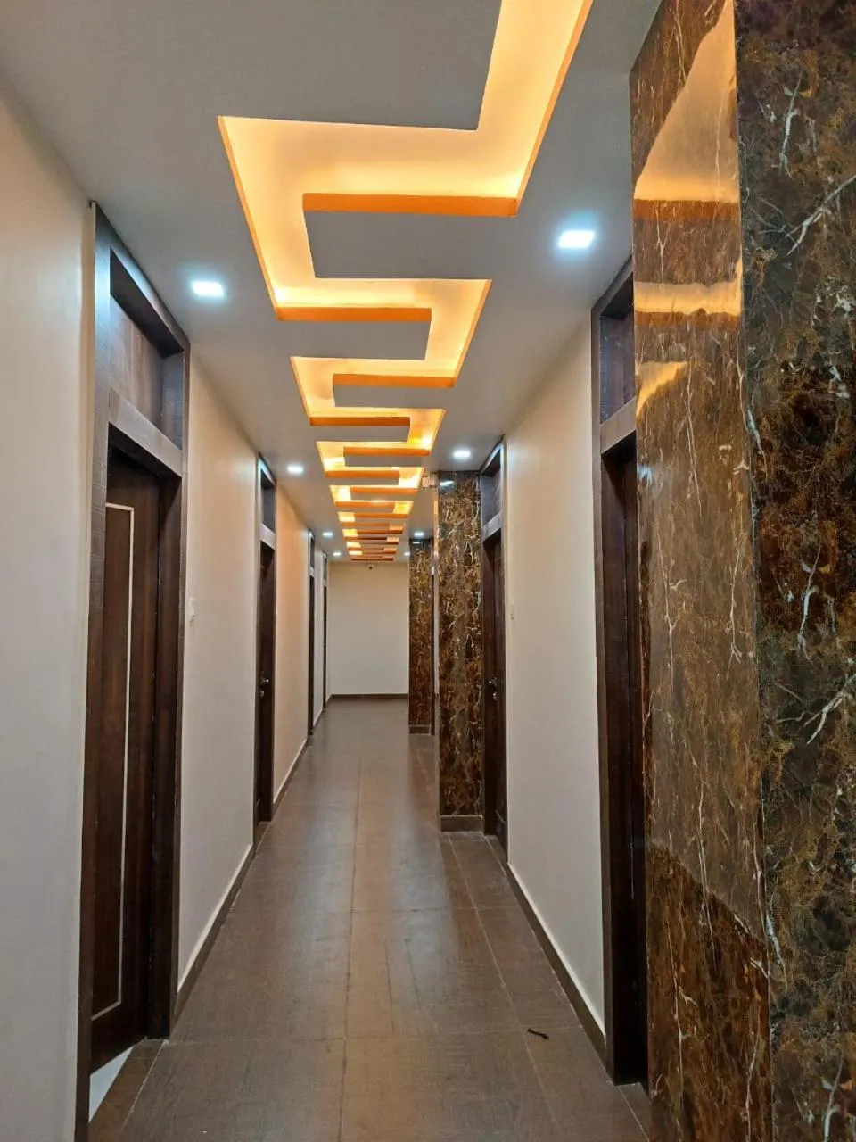 Lobby or reception in Hotel Cross Road By WB Inn