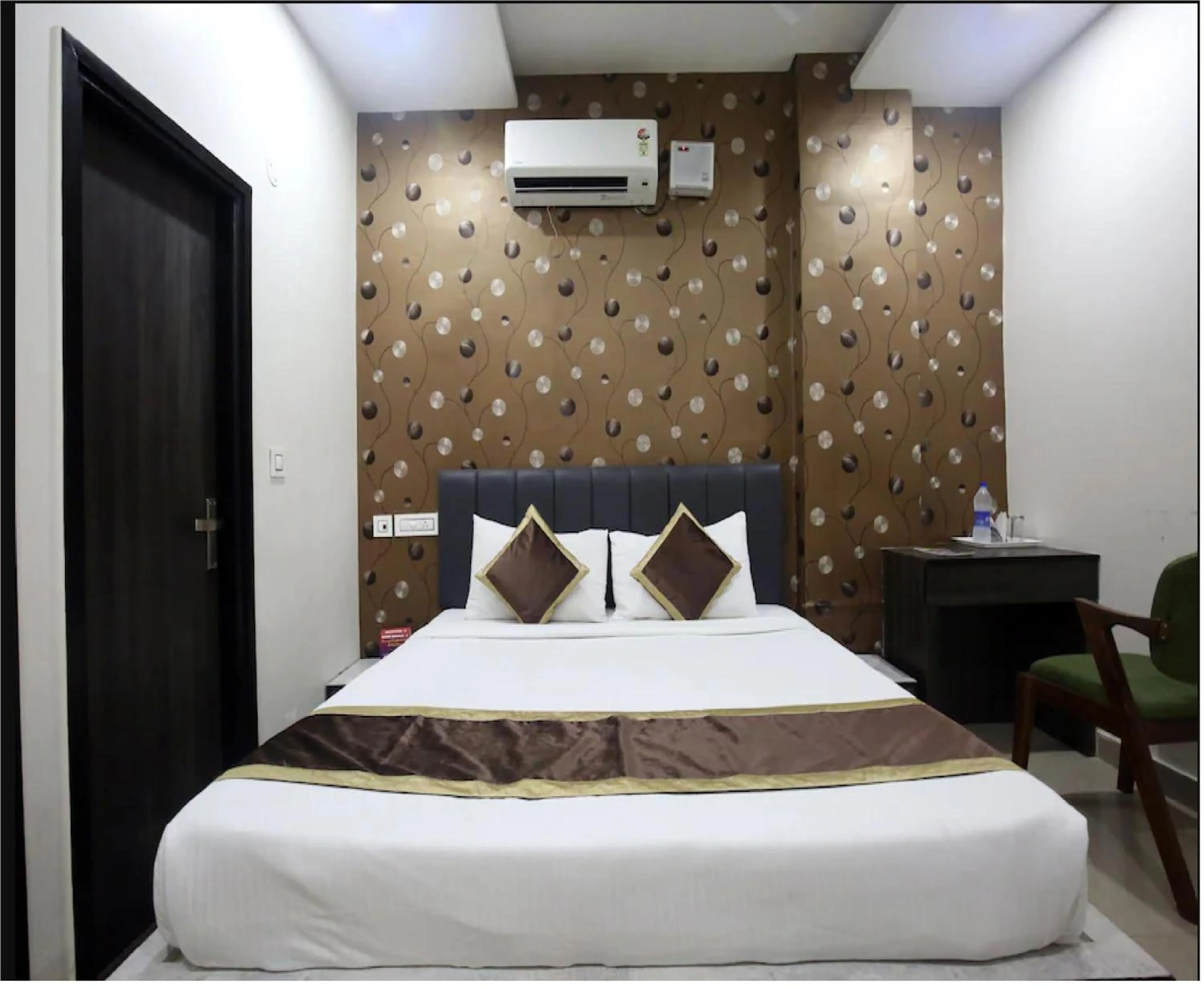 Bed in Hotel Cross Road By WB Inn