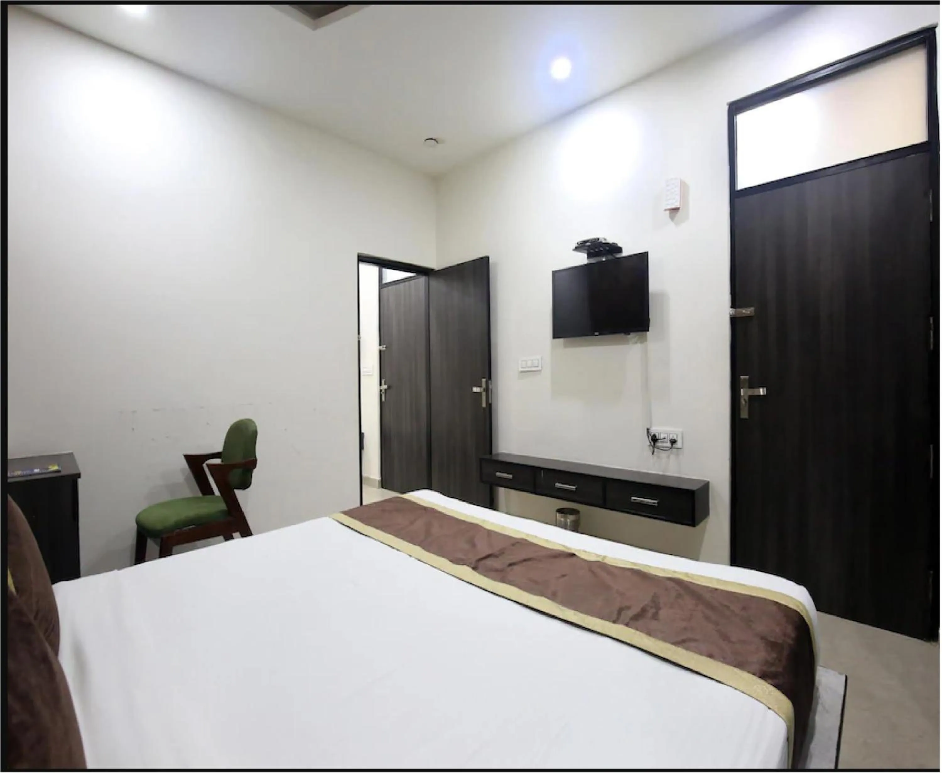 Bed in Hotel Cross Road By WB Inn