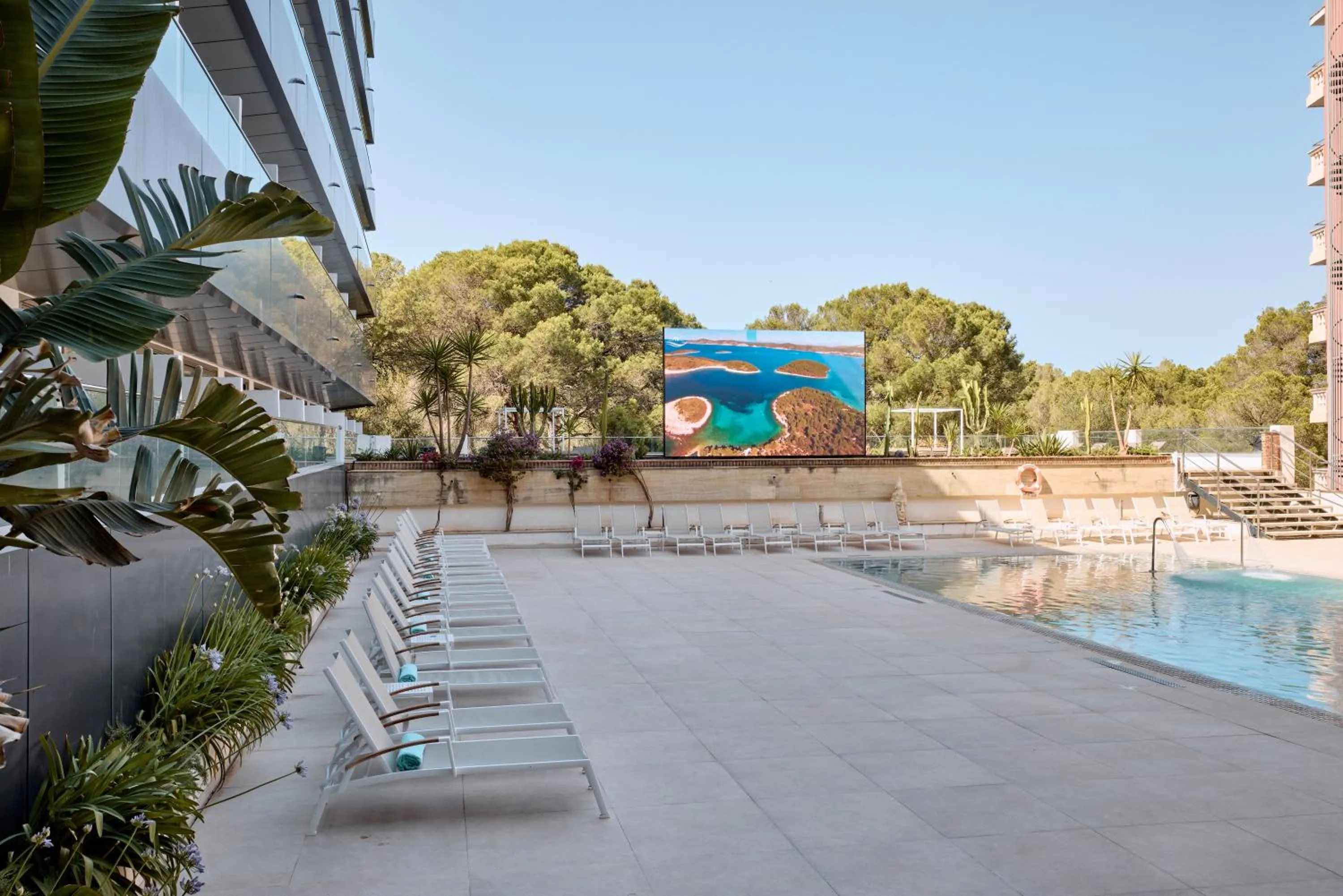 Pool view in Hotel Ipanema Beach