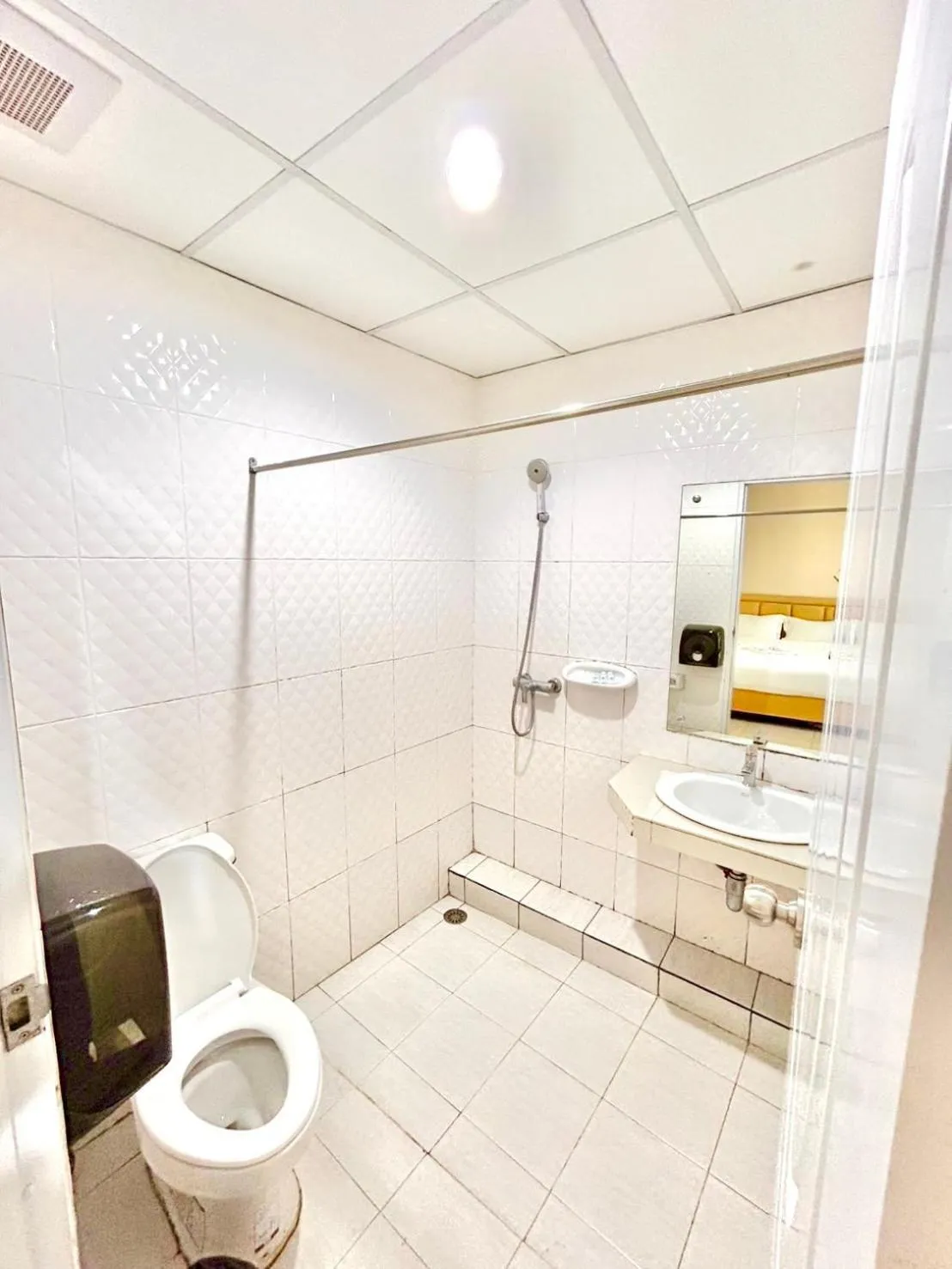 Shower in ABCYQ Hotel