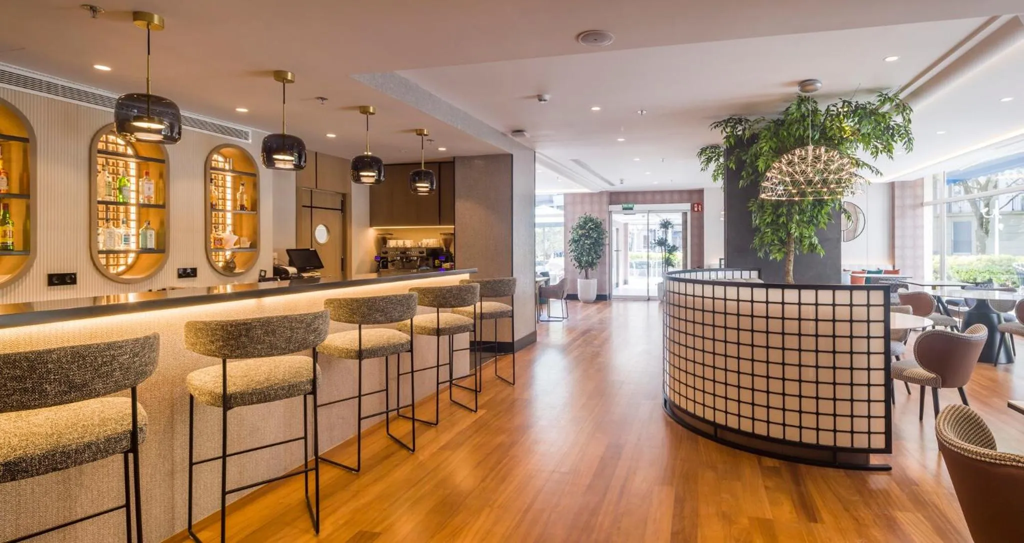 Lounge or bar in Hotel Ilunion San Sebastián