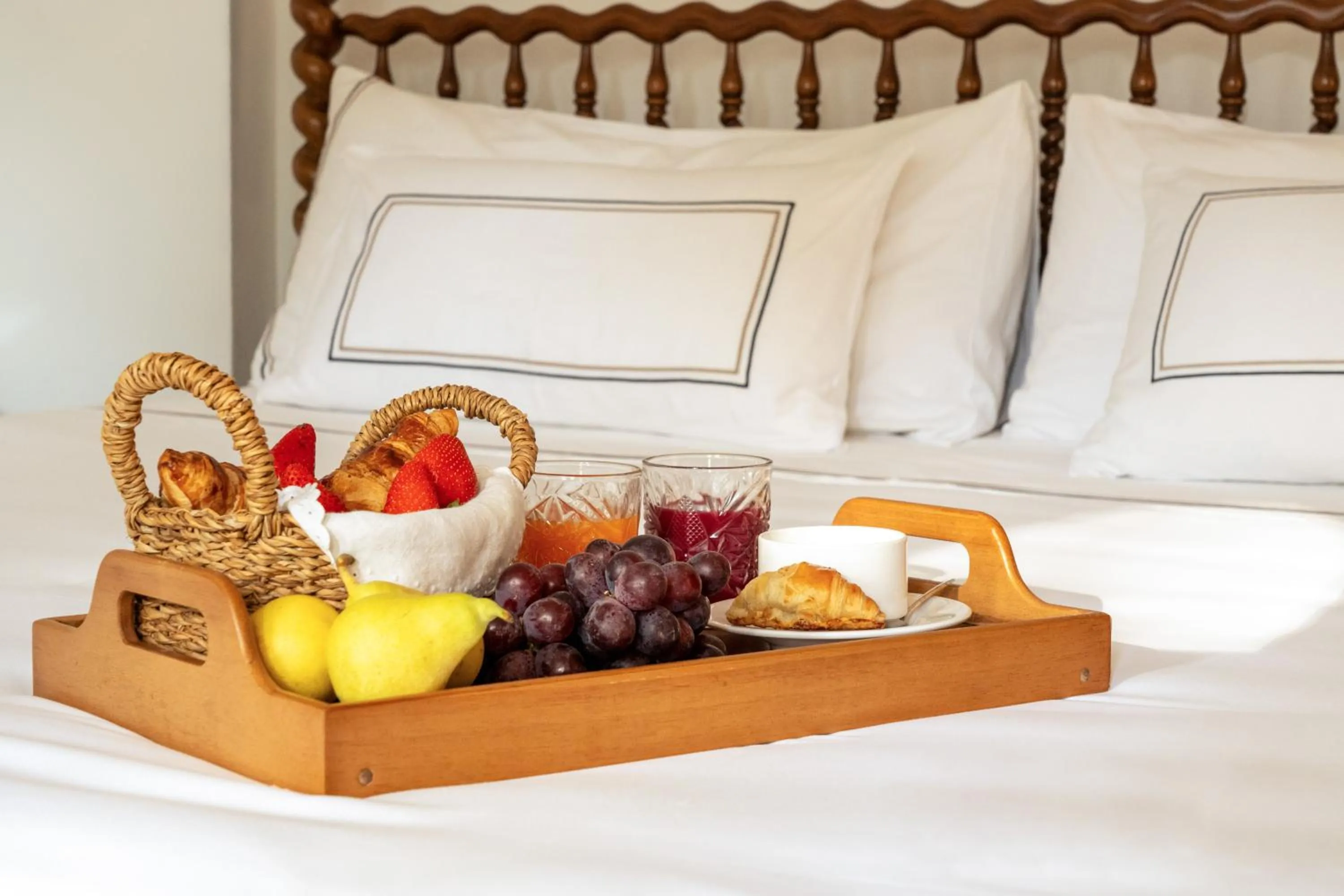 Food and drinks, Bed in Melia Cala d'Or Boutique Hotel