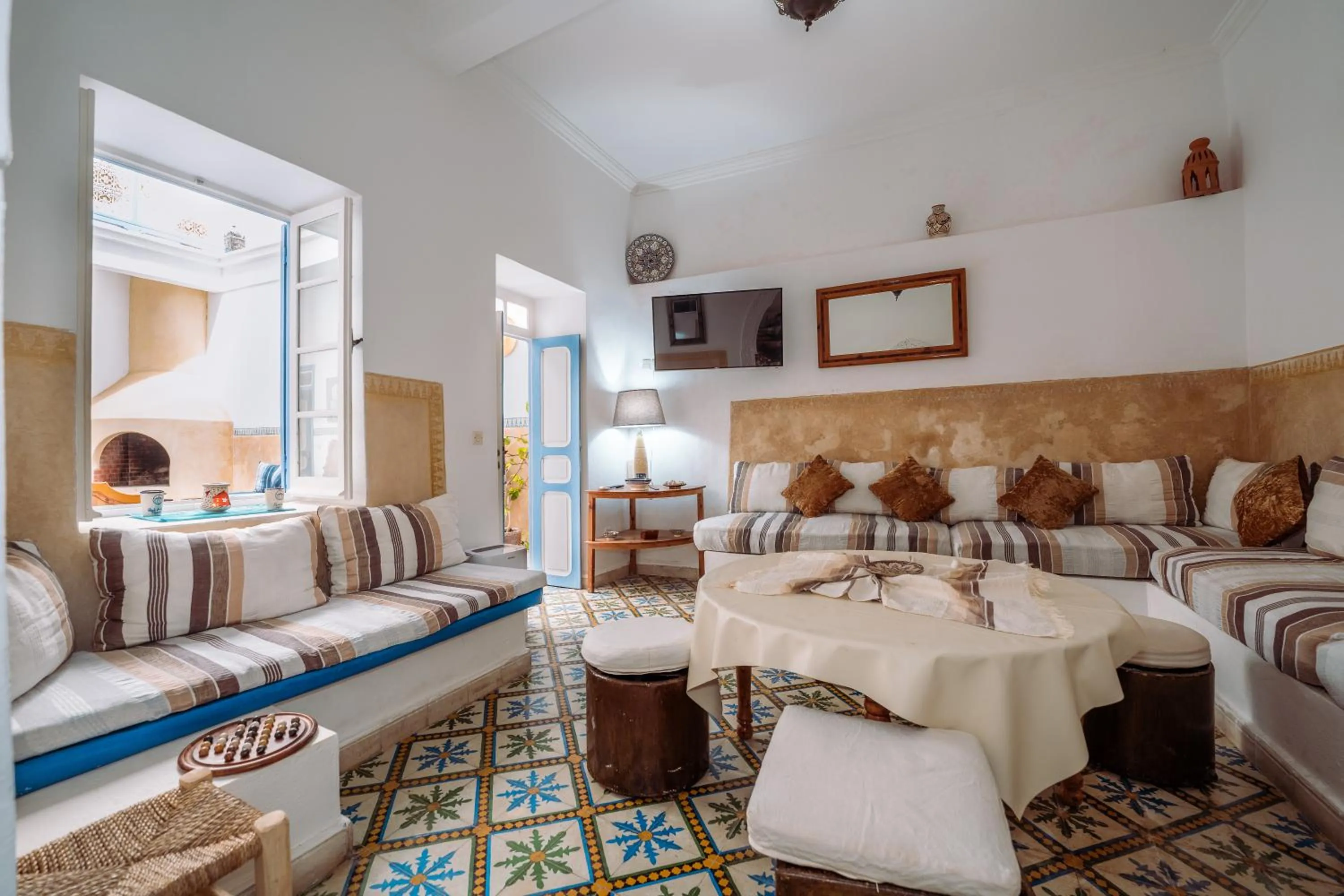 Communal lounge/ TV room, Bed in RIAD AMANA