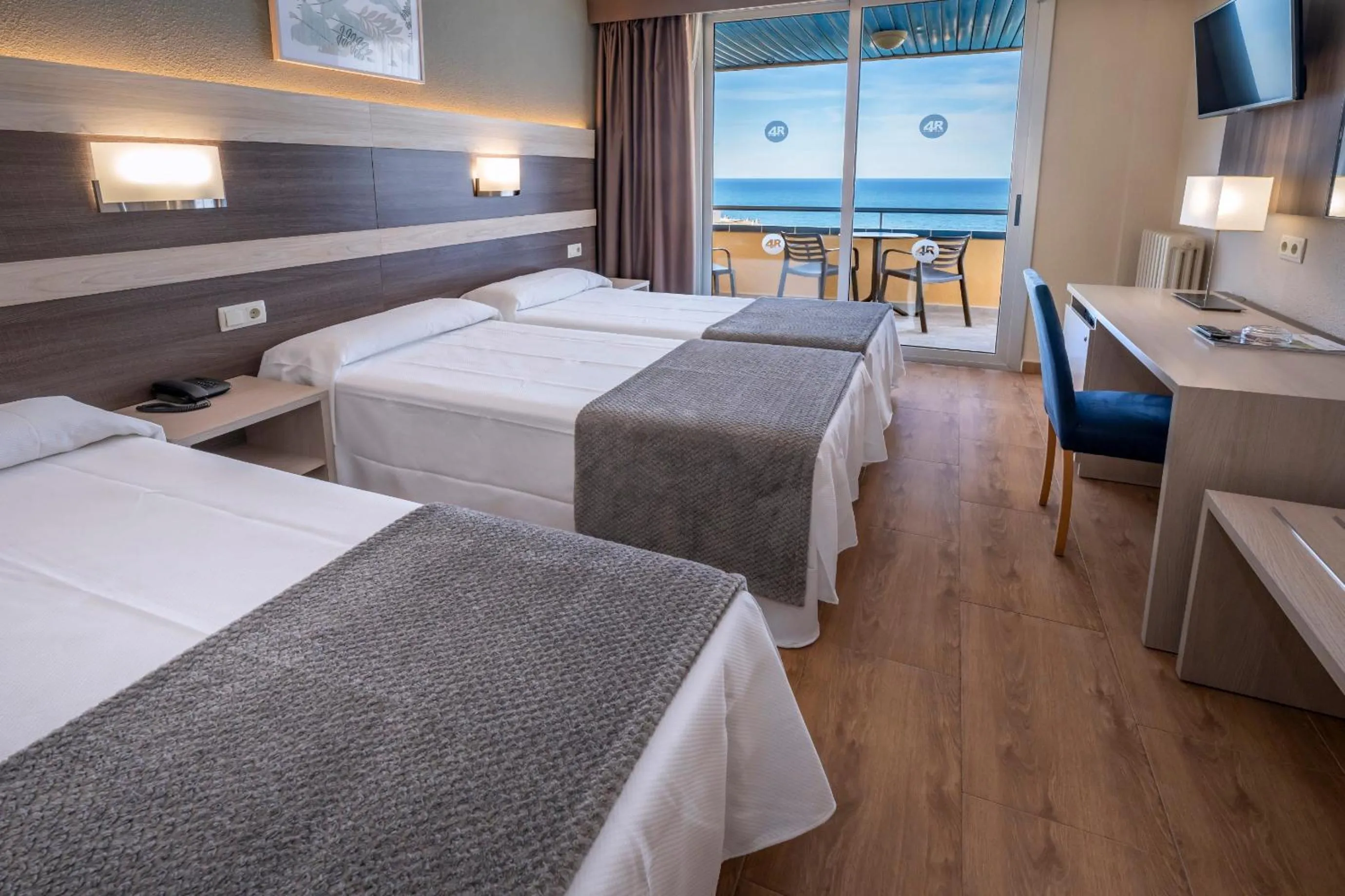 Photo of the whole room, Bed in 4R Playa Park