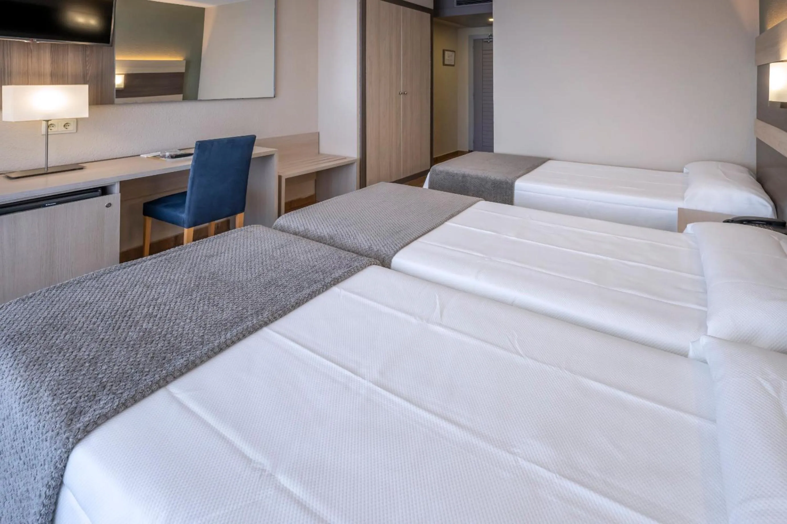 Photo of the whole room, Bed in 4R Playa Park