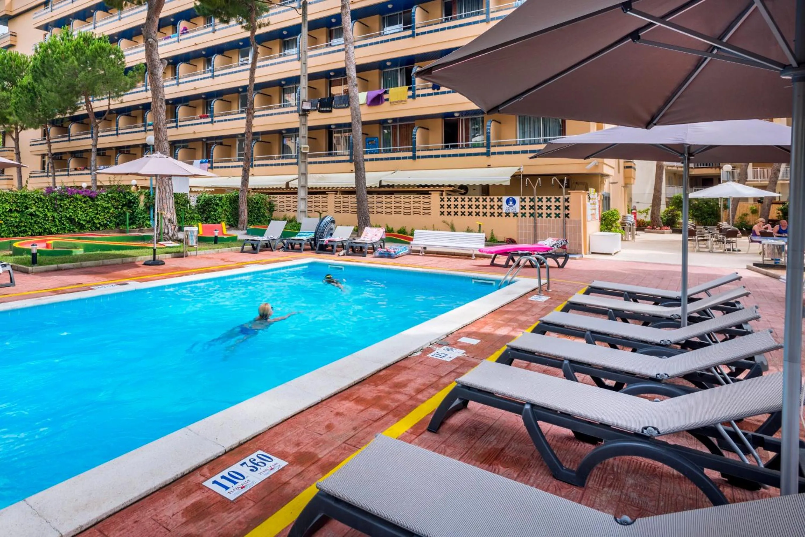 Swimming pool in 4R Playa Park