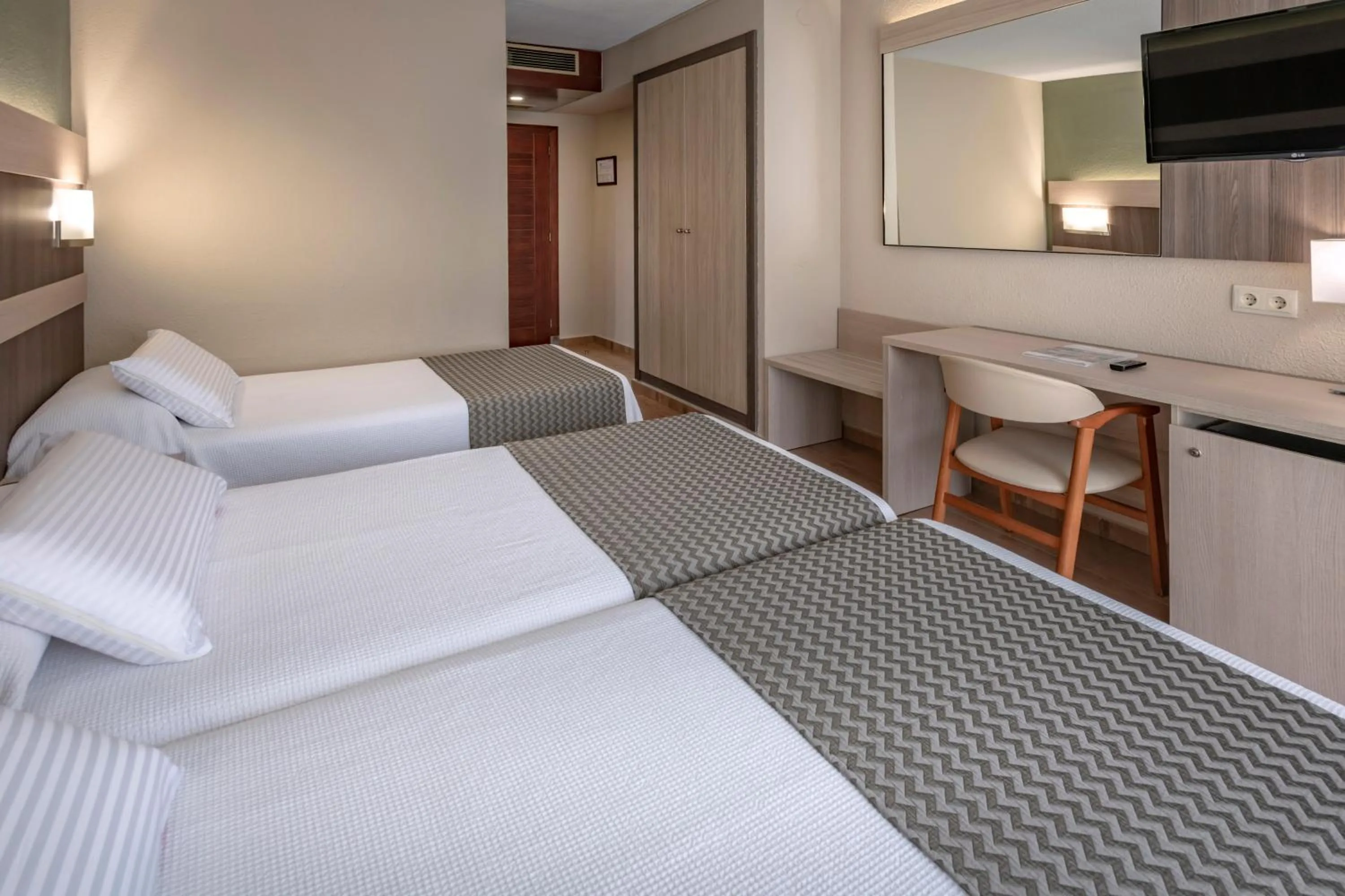 Photo of the whole room, Bed in 4R Playa Park