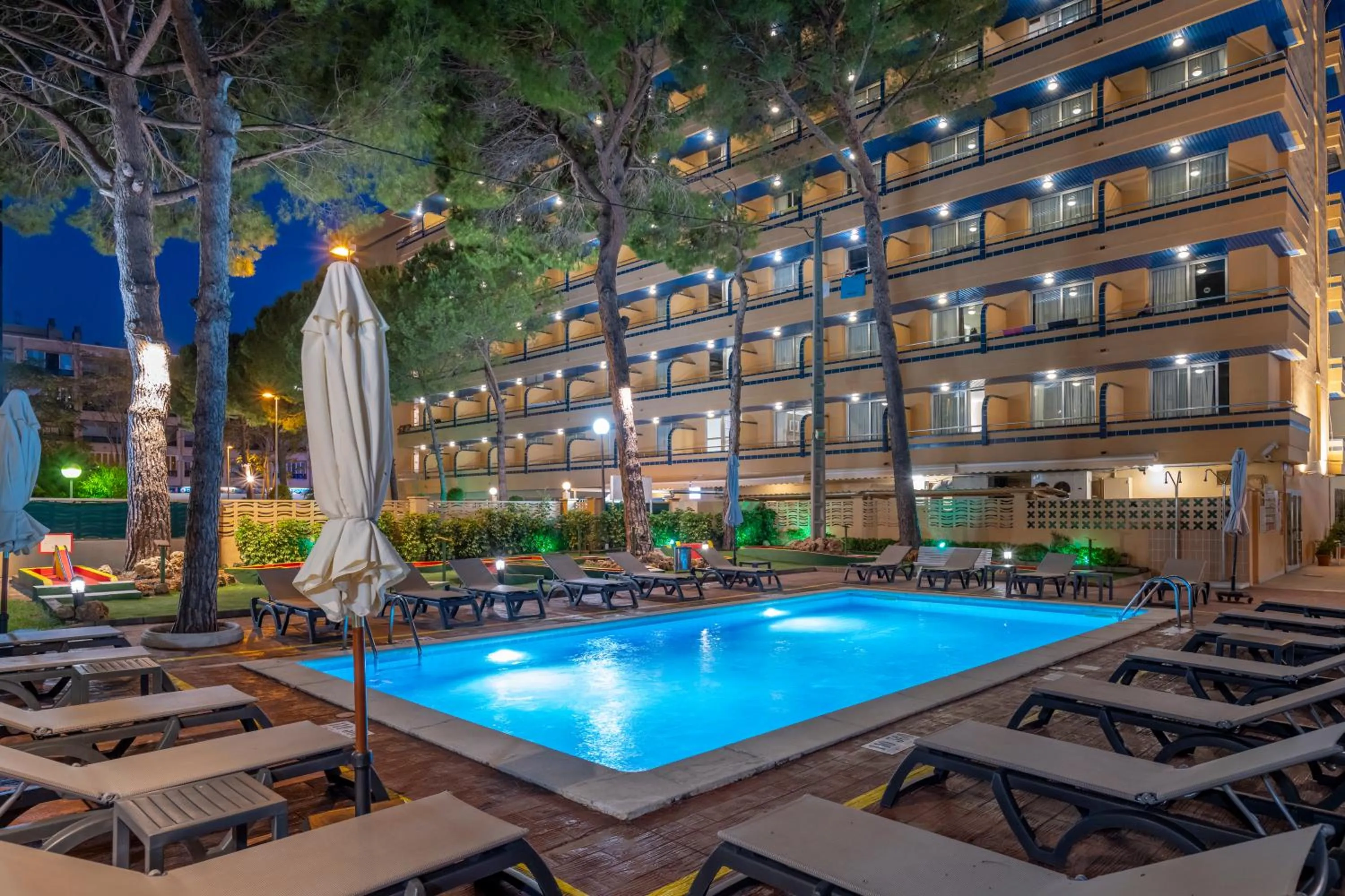 Swimming pool in 4R Playa Park