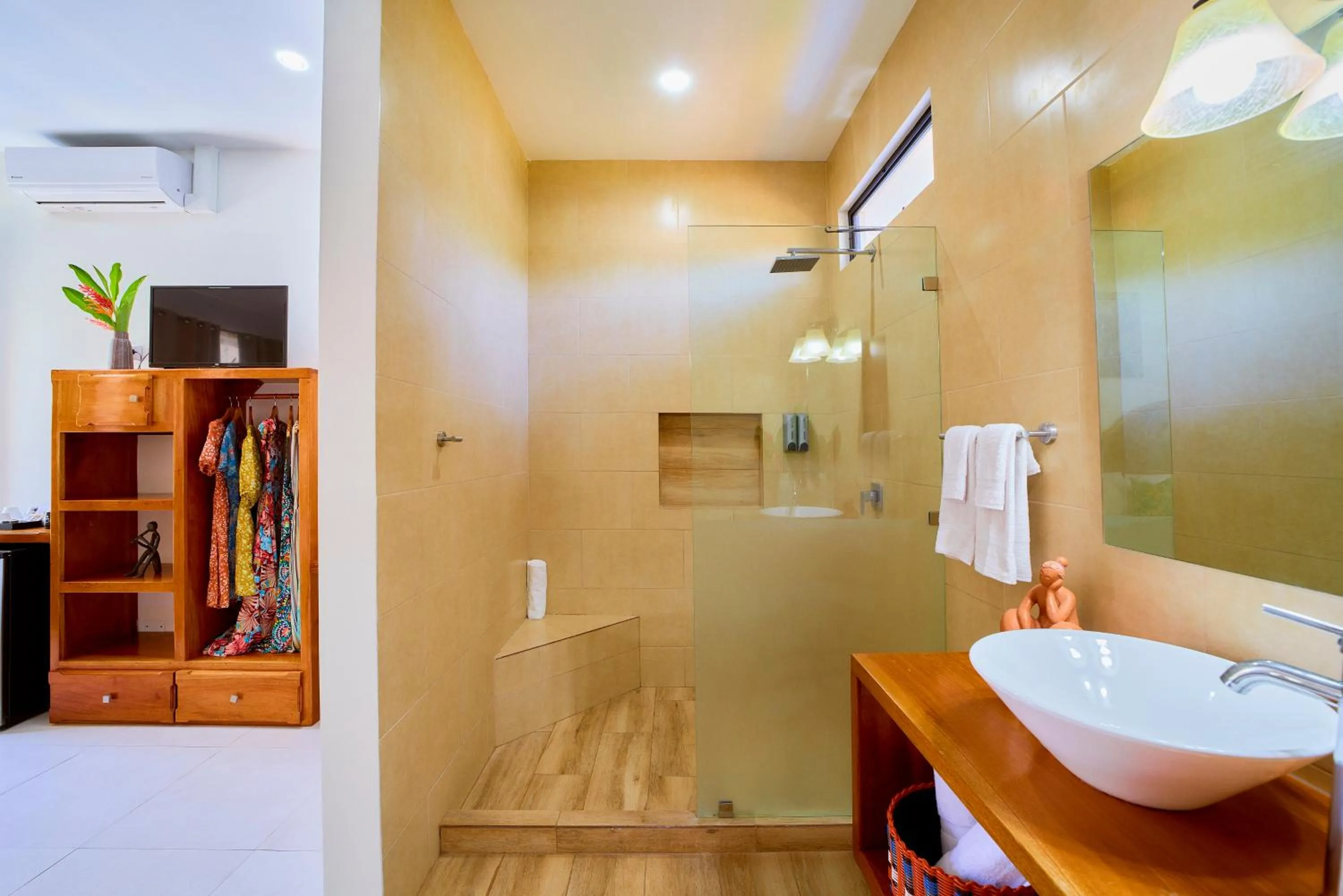 Shower in Olinca Boutique Hotel