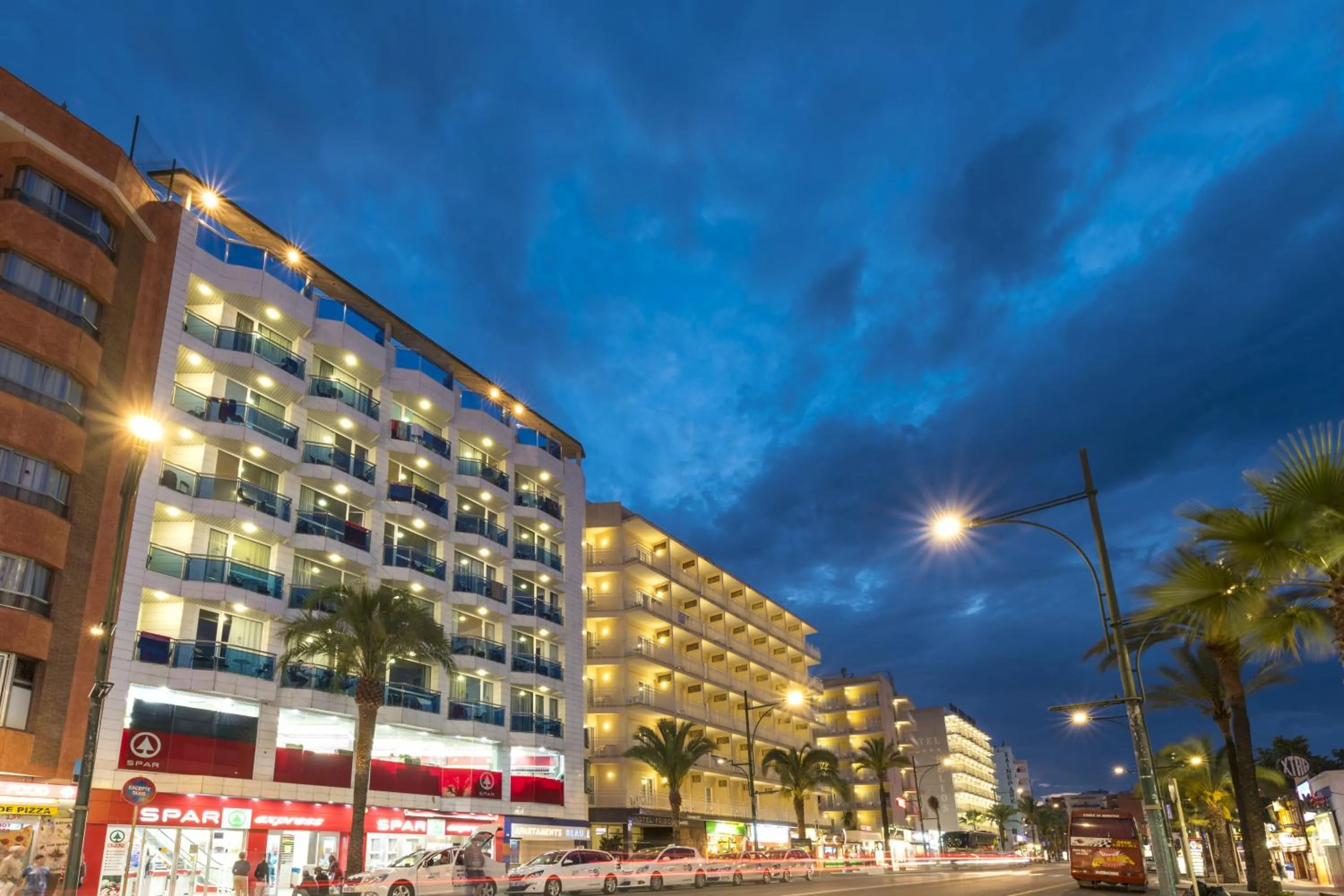 Facade/entrance in Apartaments Blau by Marsol