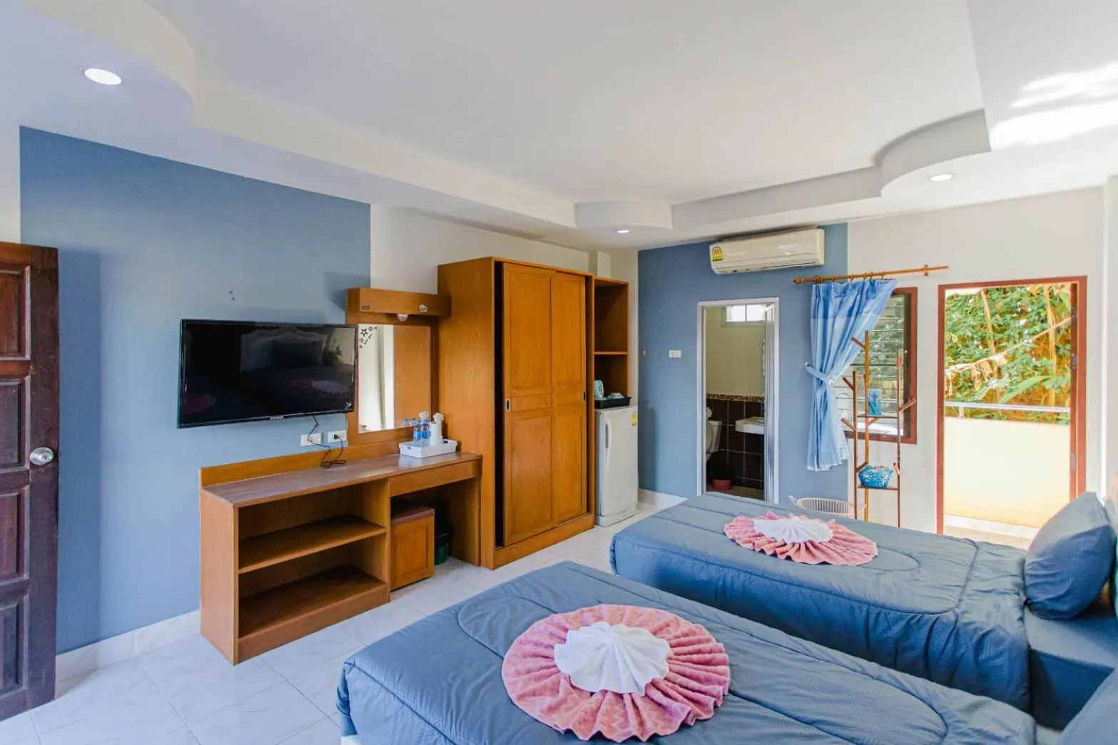 Communal lounge/ TV room in Pailin Hill Hotel Patong