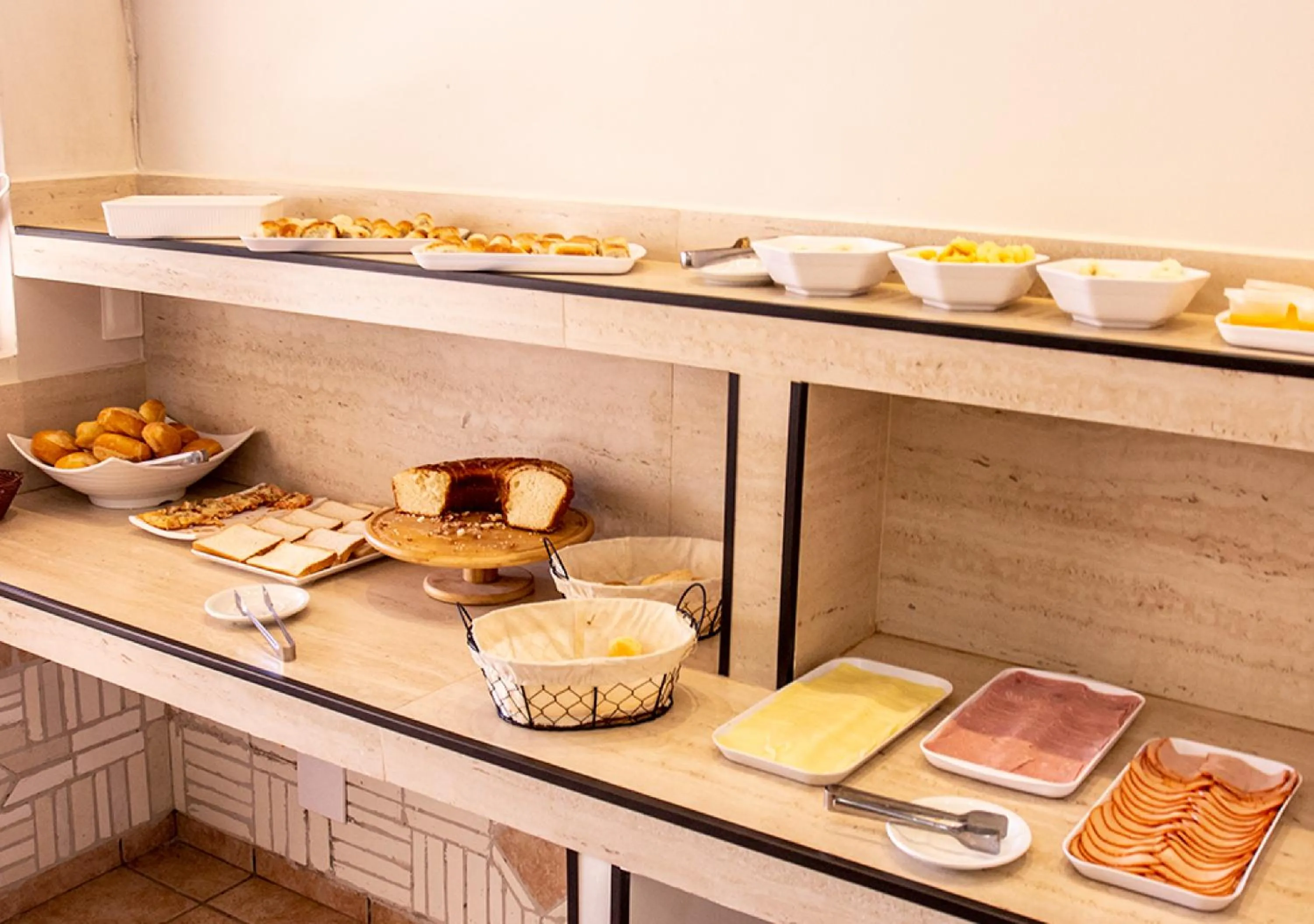 Buffet breakfast in Europa Hotel Brasília by Bsb Inn