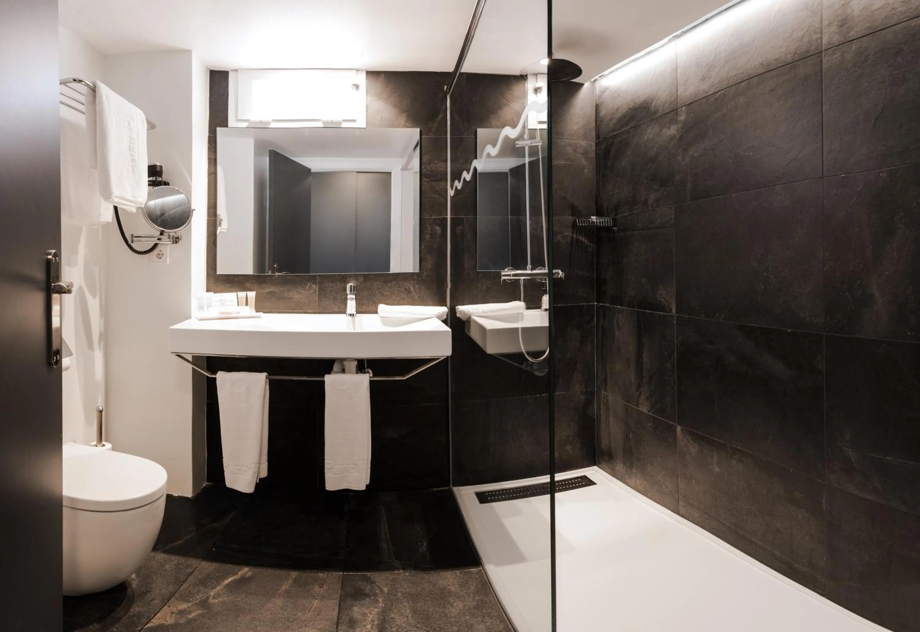 Shower in Apartamentos La Kiki