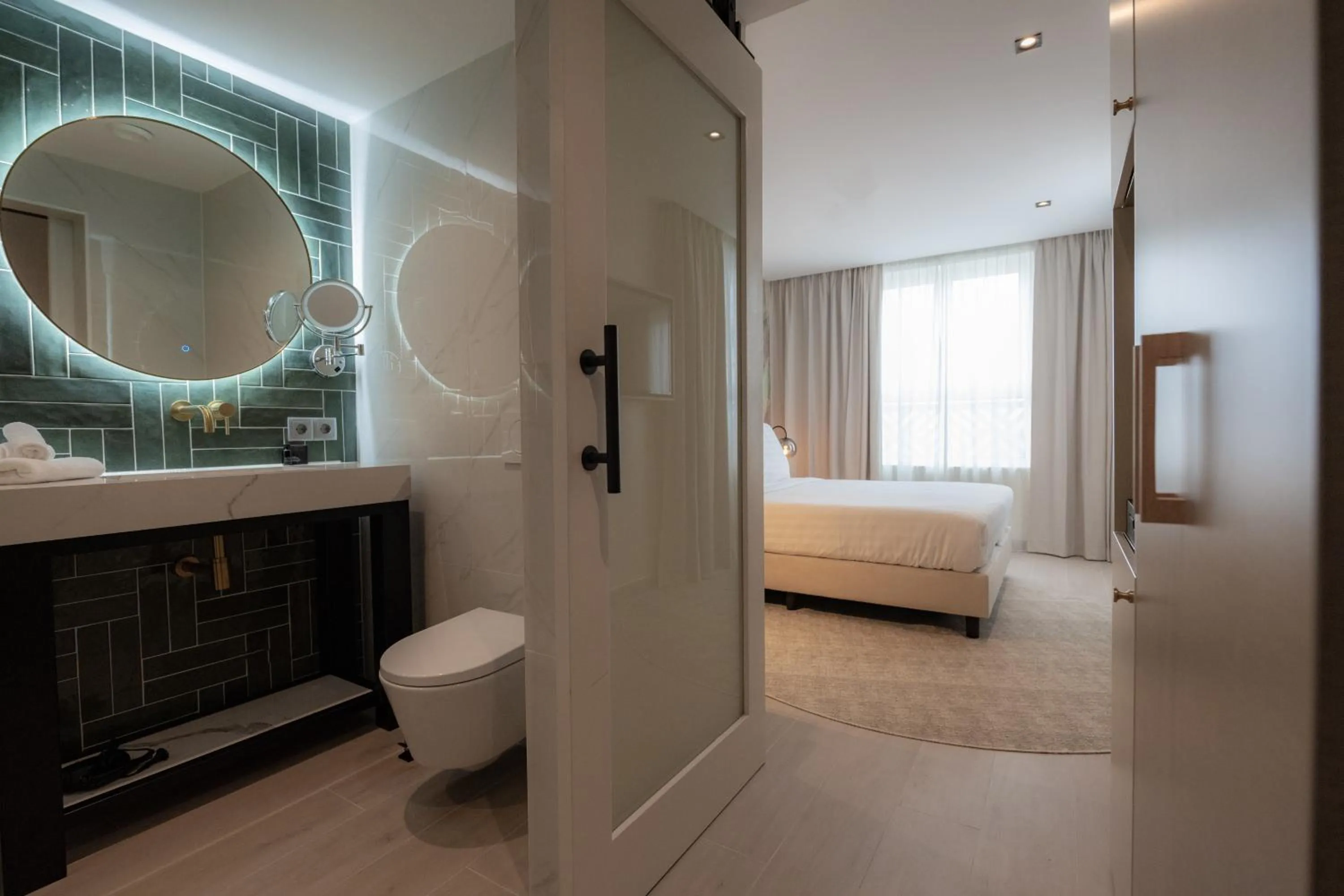 Toilet, Bed in Harbor Hotel & Casino Curacao