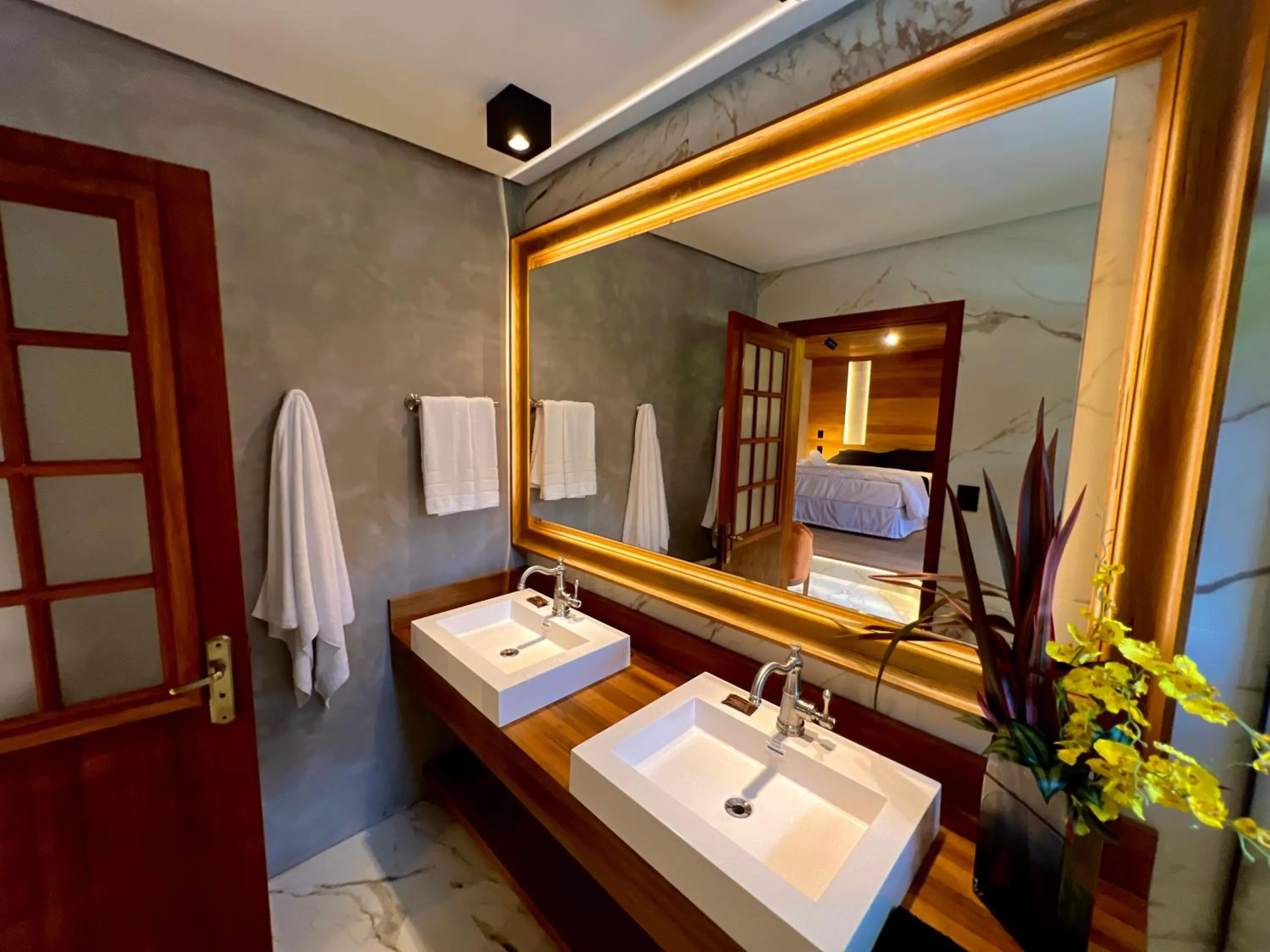 Bathroom, Bed in WoodStone Hotel Fazenda