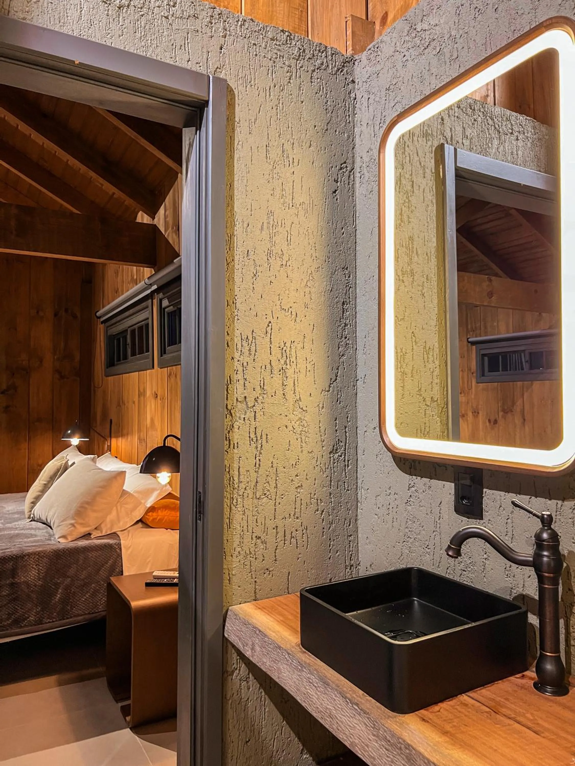 Bathroom, Bed in WoodStone Hotel Fazenda