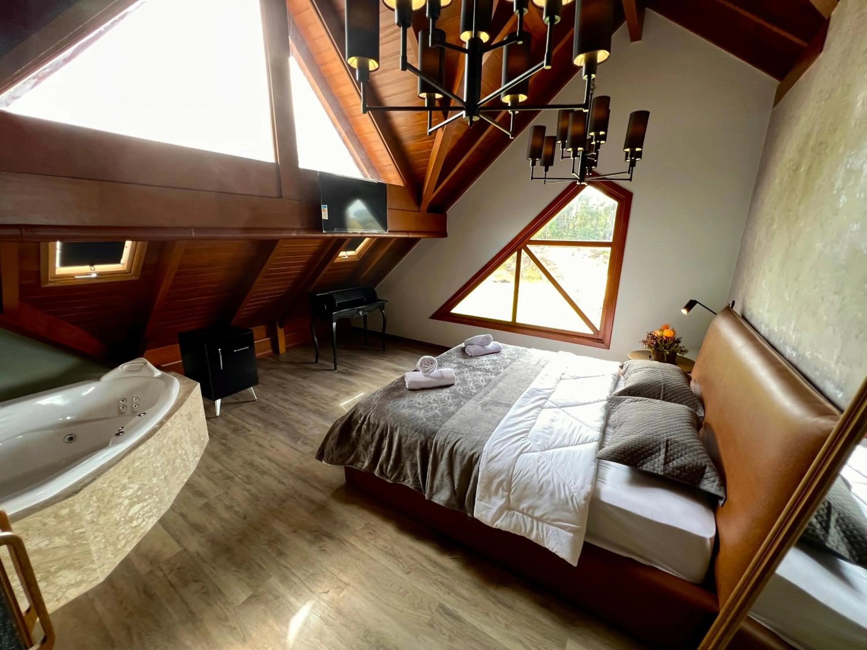 Hot Tub, Bed in WoodStone Hotel Fazenda