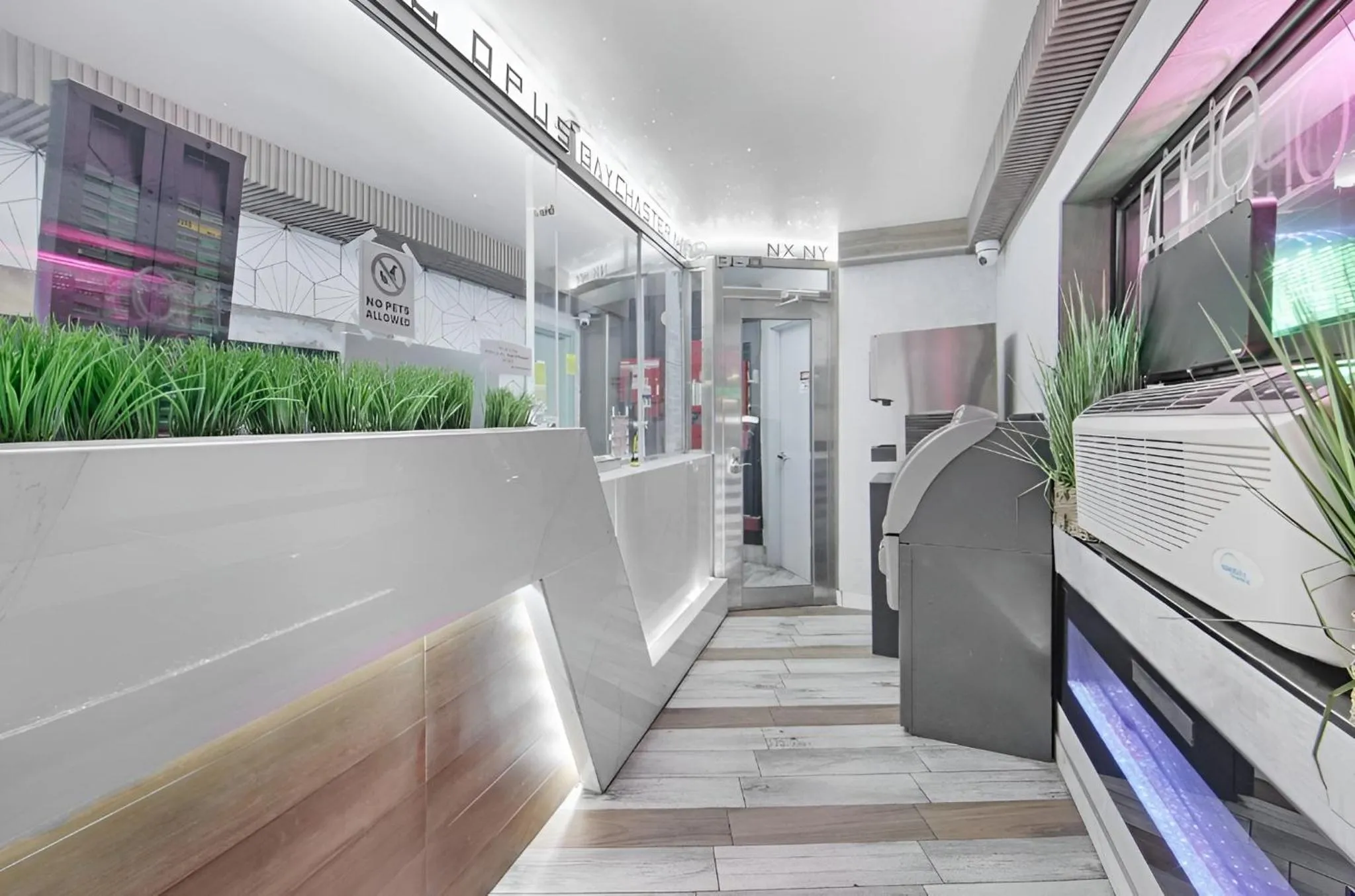 Hotel OPUS Bronx Near Bay Plaza Mall