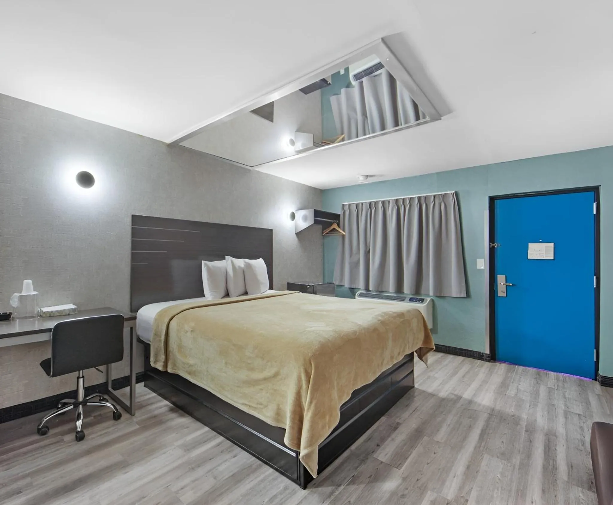 Bedroom, Bed in Hotel OPUS Bronx Near Bay Plaza Mall