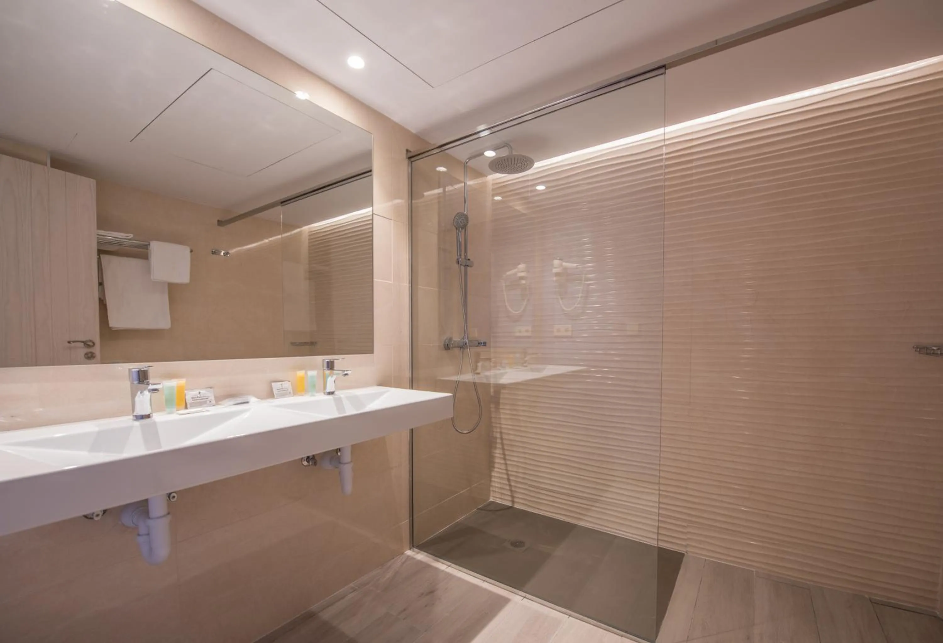 Photo of the whole room in Apartamentos Los Angeles